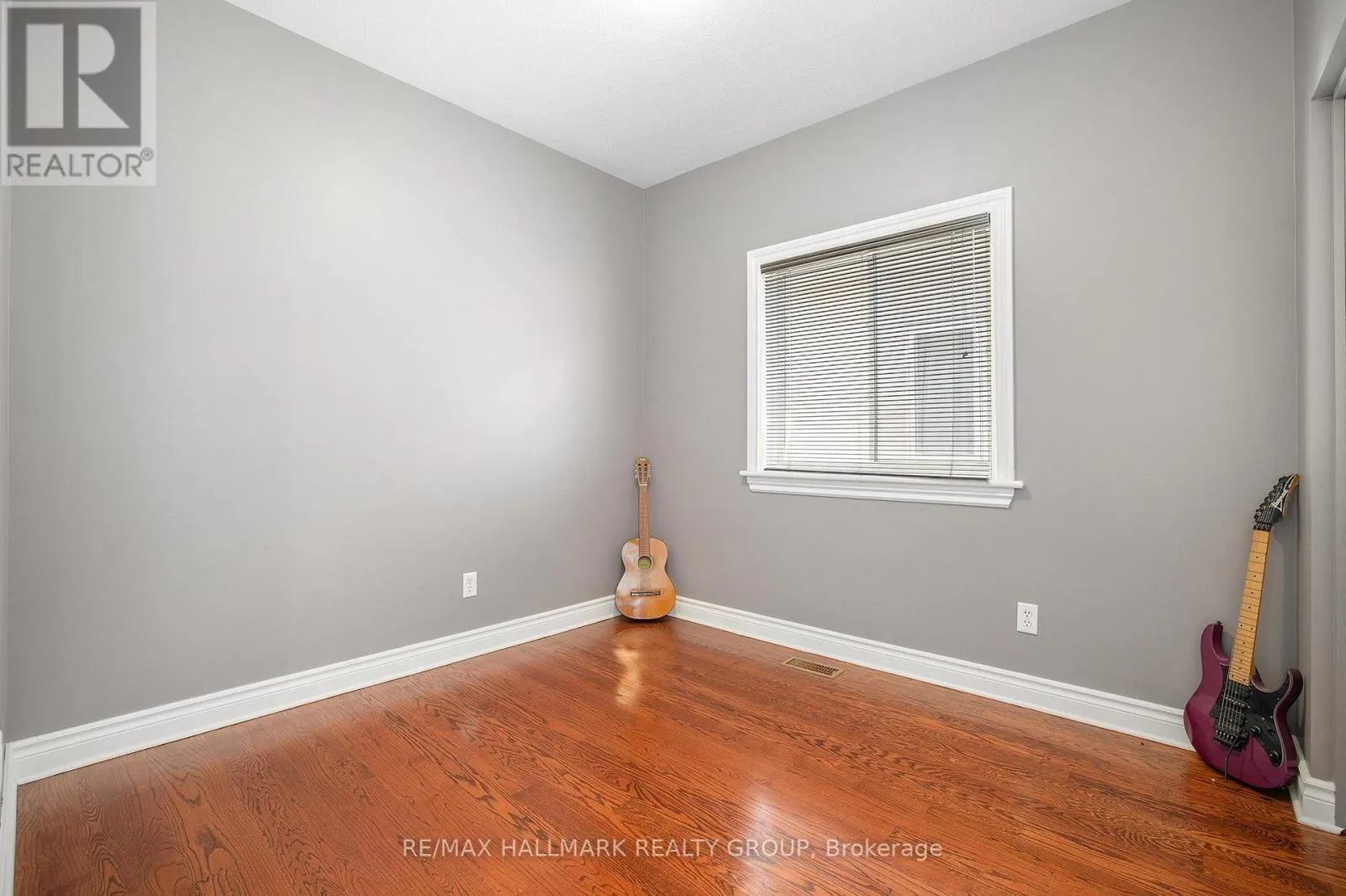 24 CASTLE GLEN CRESCENT