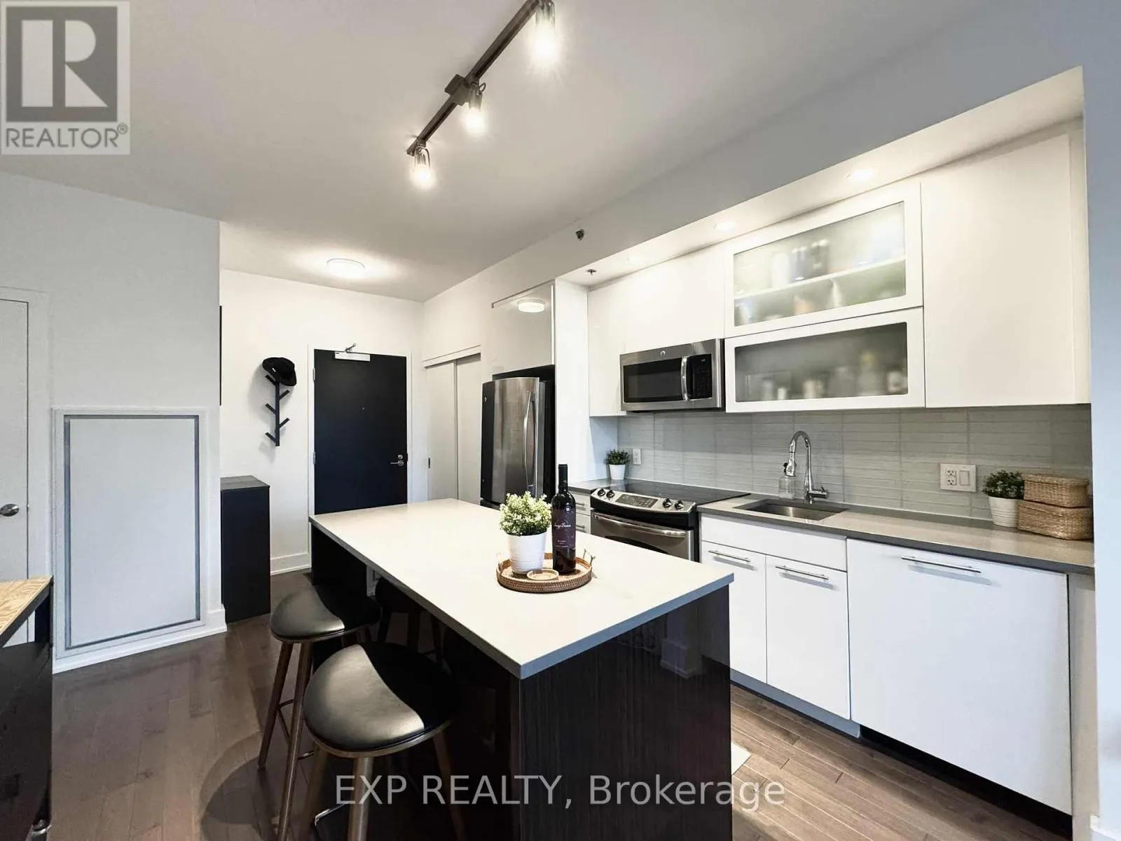 608 - 98 RICHMOND ROAD
