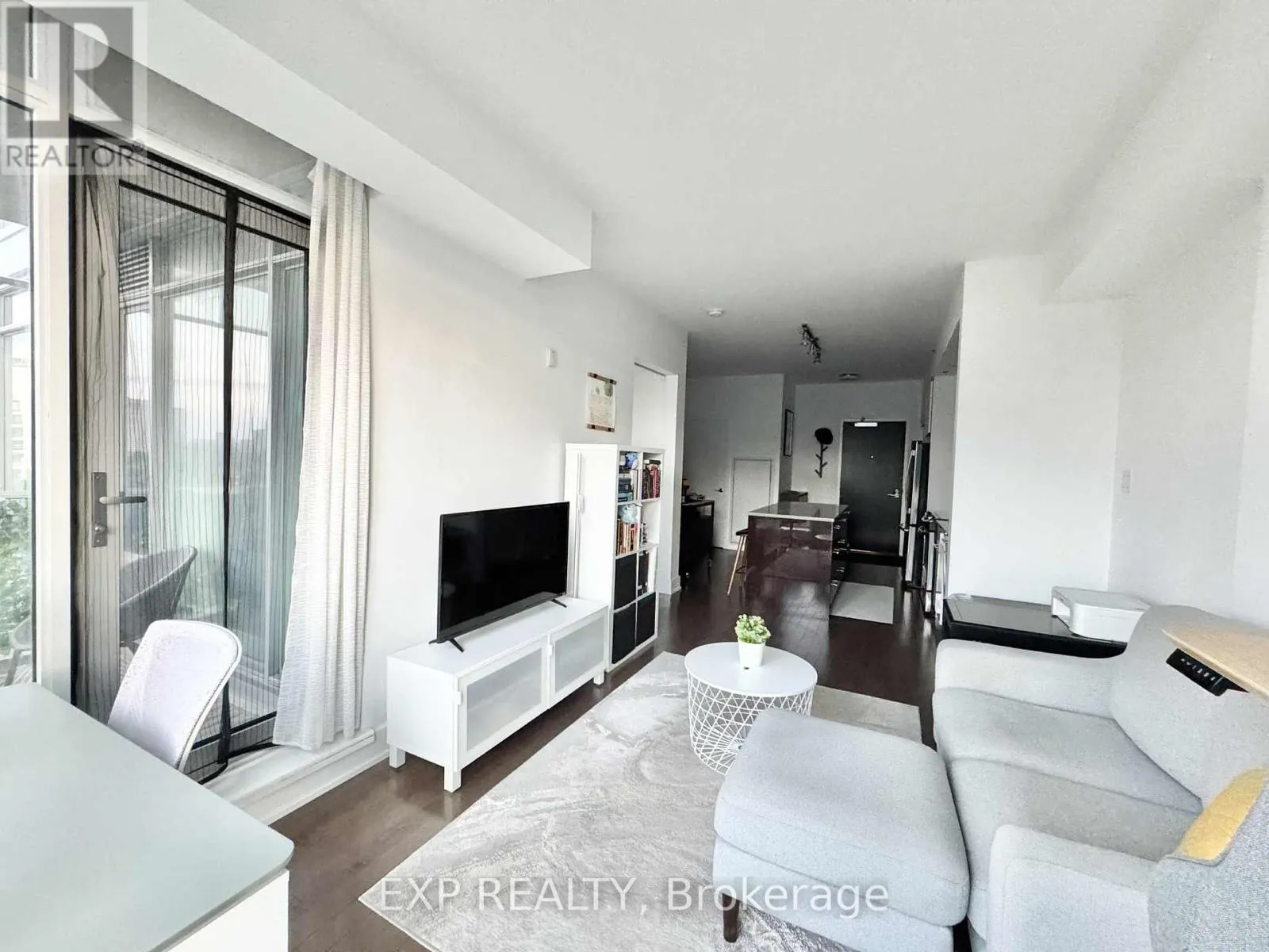 608 - 98 RICHMOND ROAD