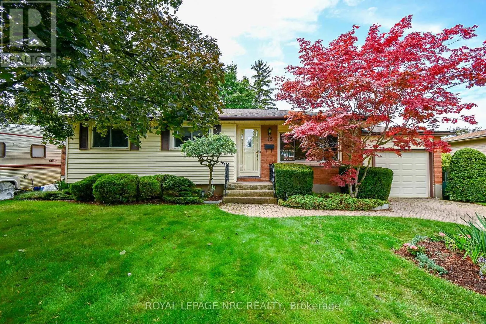 15 MONIQUE CRESCENT