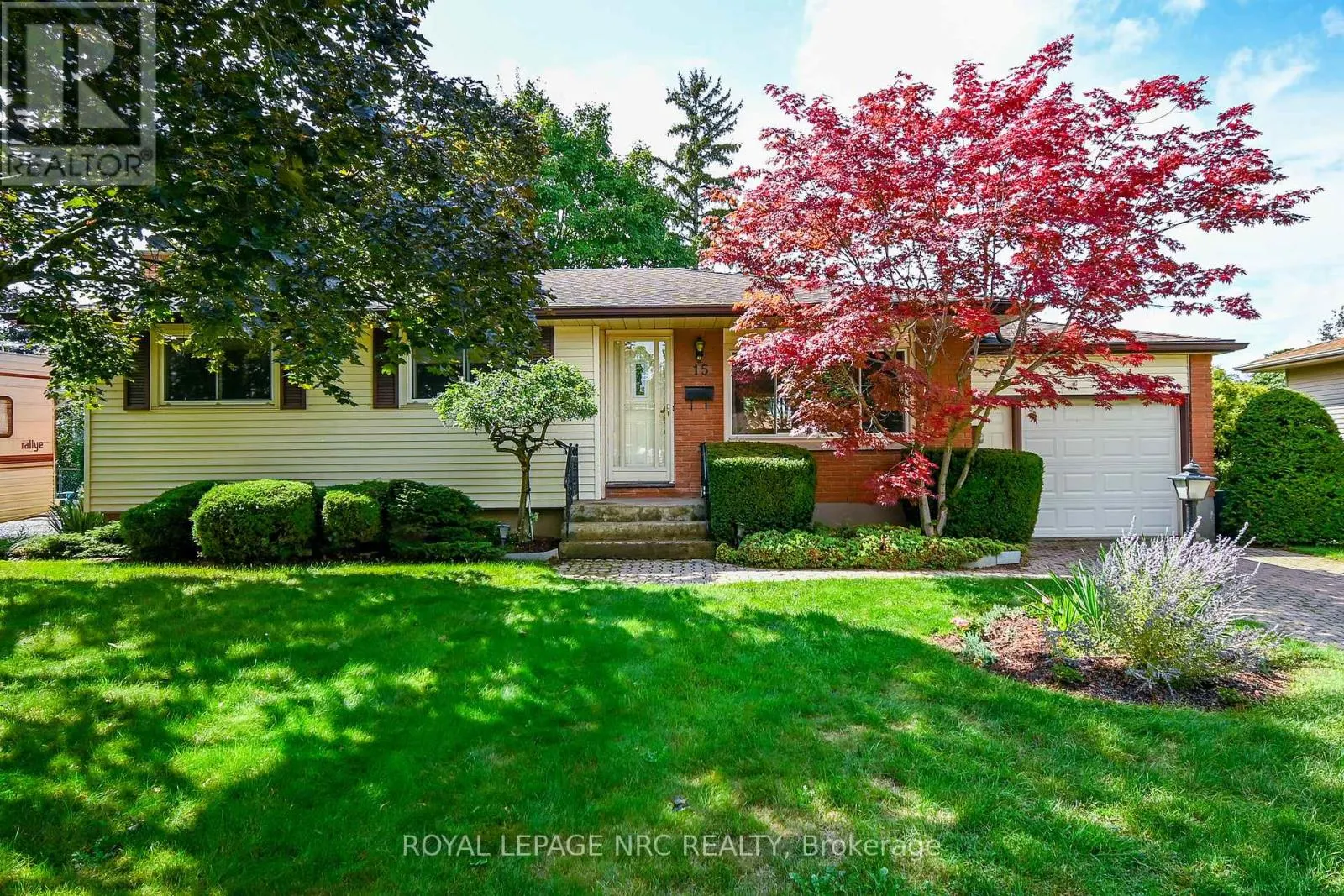 15 MONIQUE CRESCENT