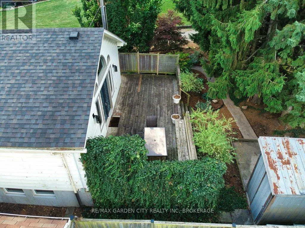 33 DUNDAS CRESCENT