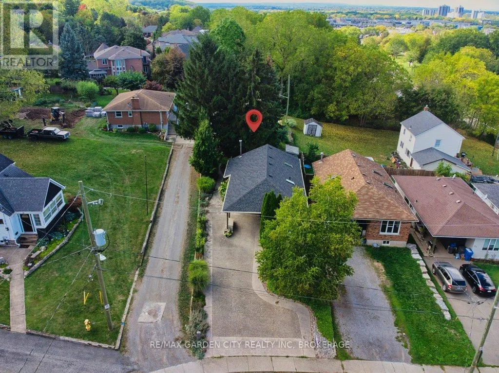 33 DUNDAS CRESCENT