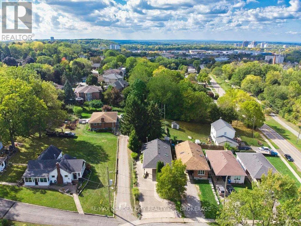 33 DUNDAS CRESCENT