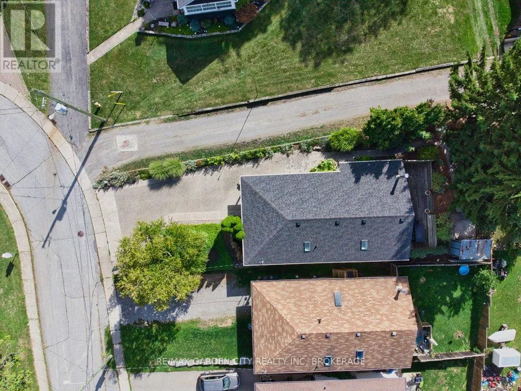 33 DUNDAS CRESCENT