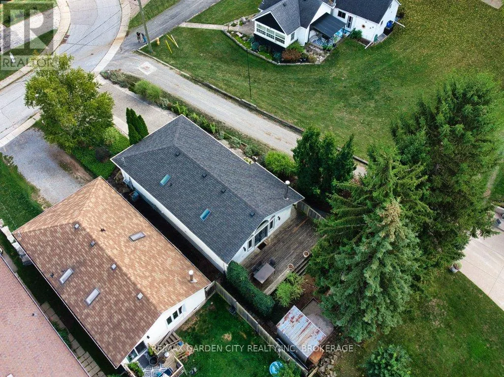 33 DUNDAS CRESCENT
