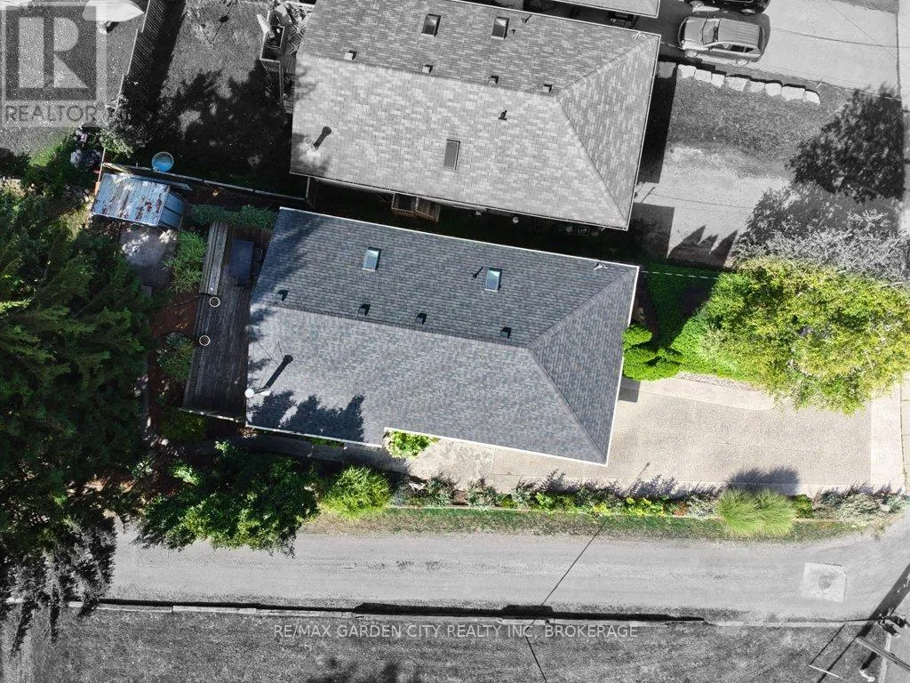 33 DUNDAS CRESCENT
