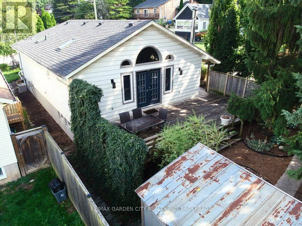 33 DUNDAS CRESCENT