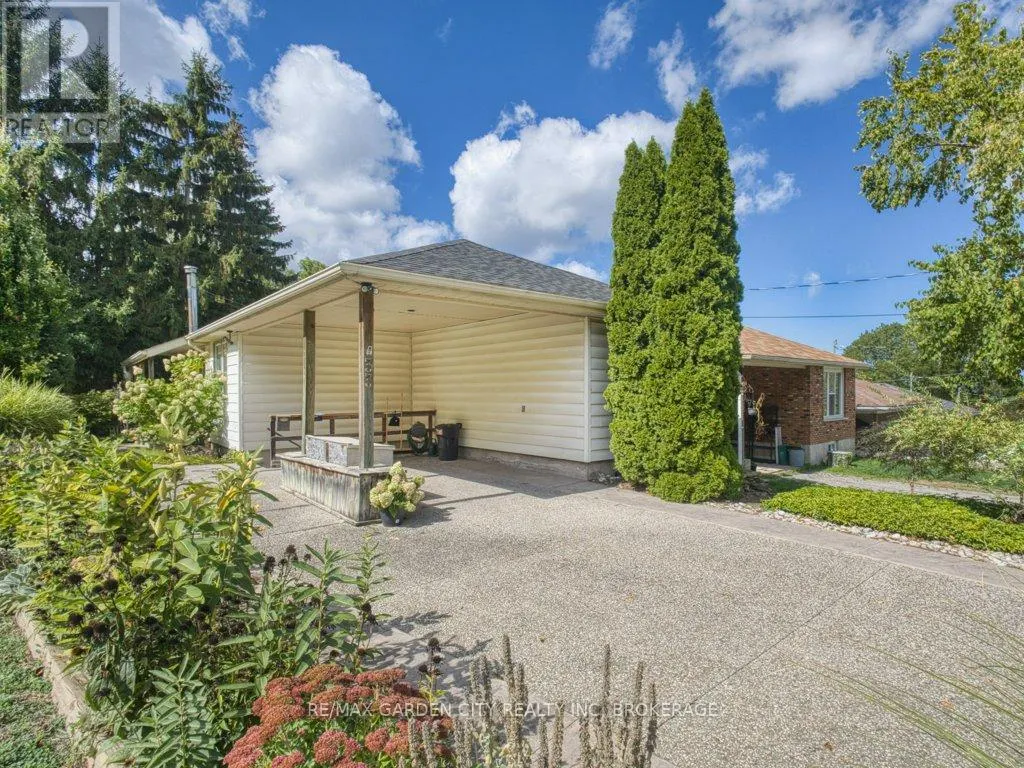 33 DUNDAS CRESCENT
