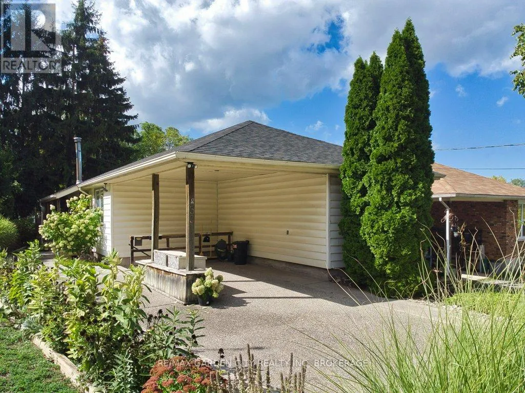 33 DUNDAS CRESCENT