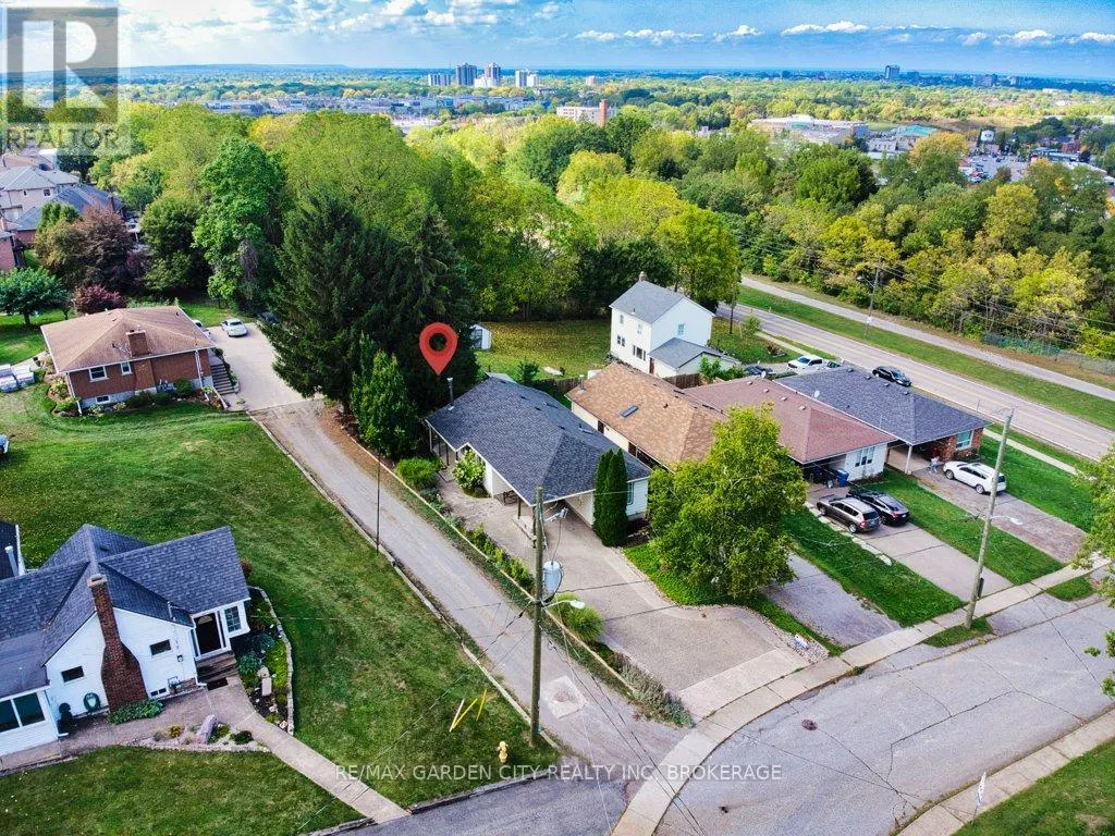 33 DUNDAS CRESCENT