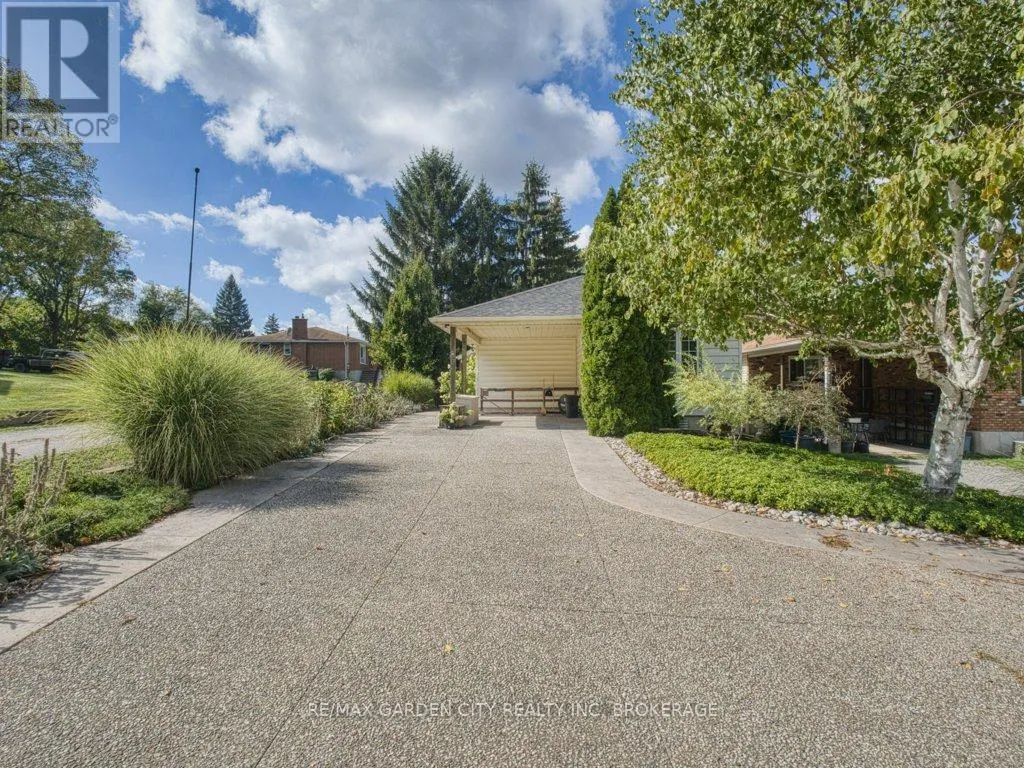 33 DUNDAS CRESCENT