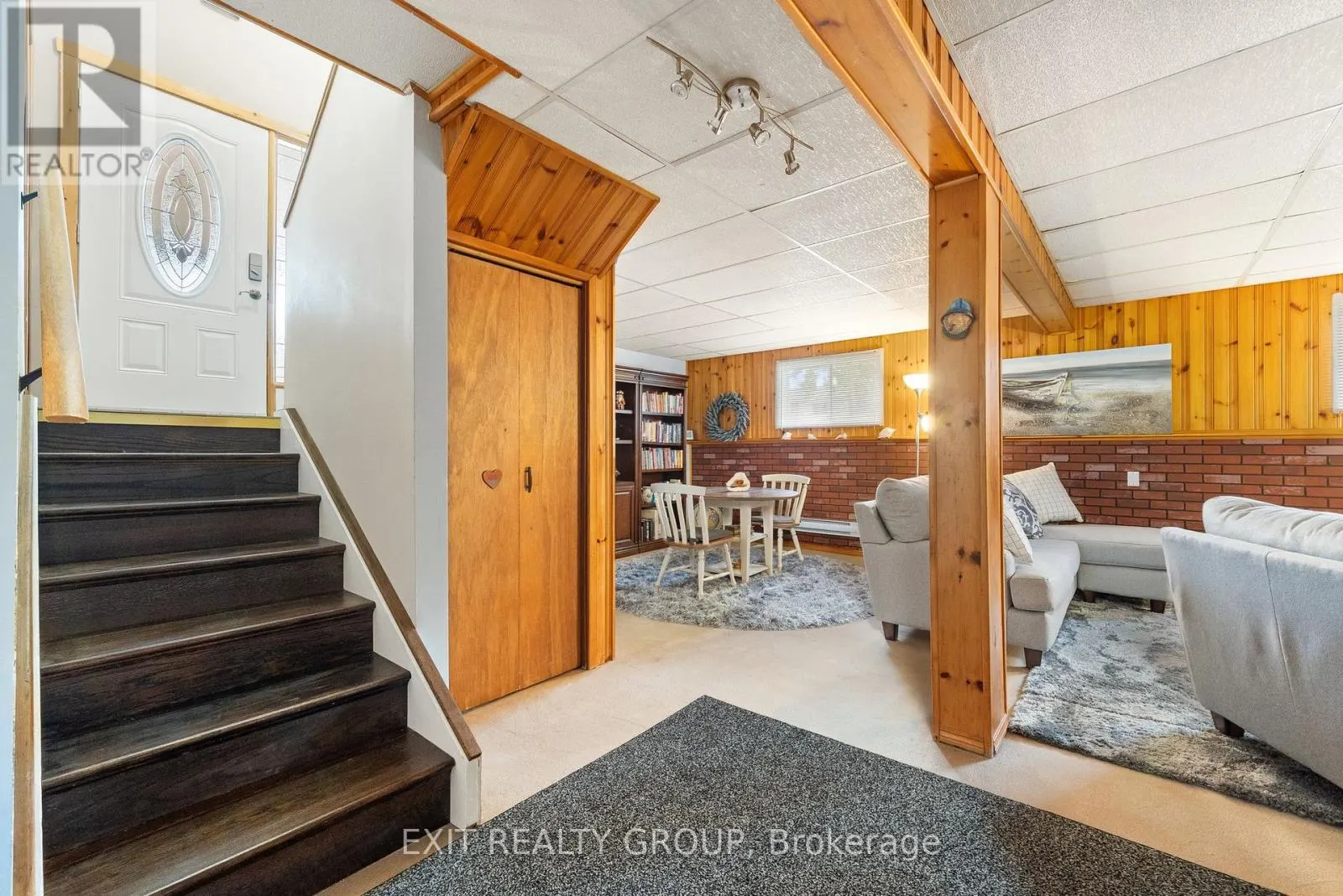 16 QUEEN STREET W