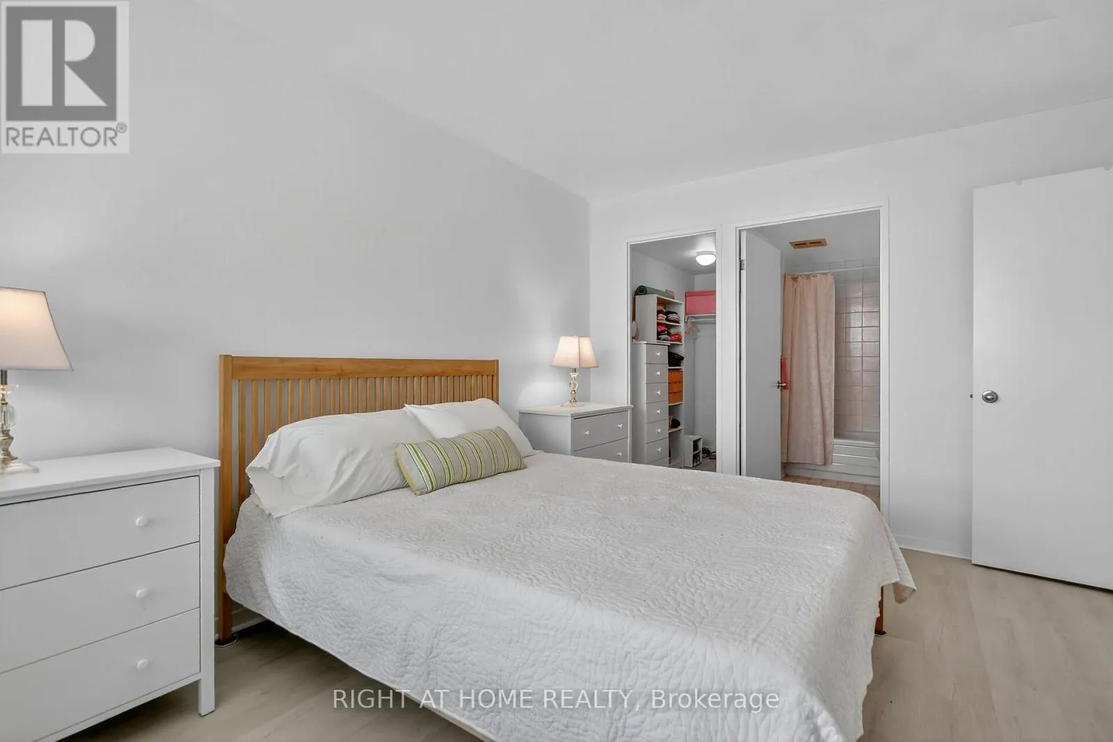 811 - 35 HOLLAND AVENUE