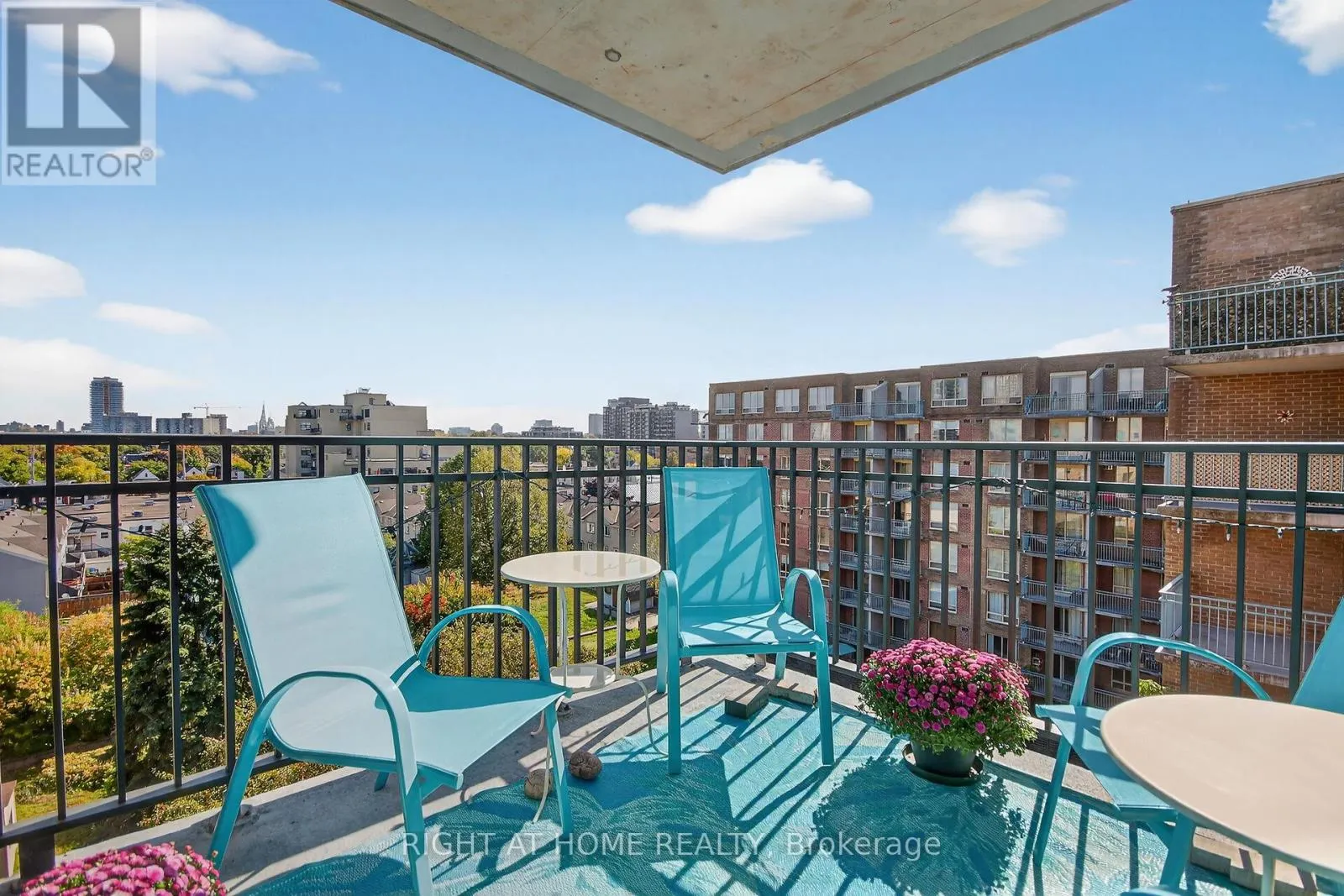811 - 35 HOLLAND AVENUE