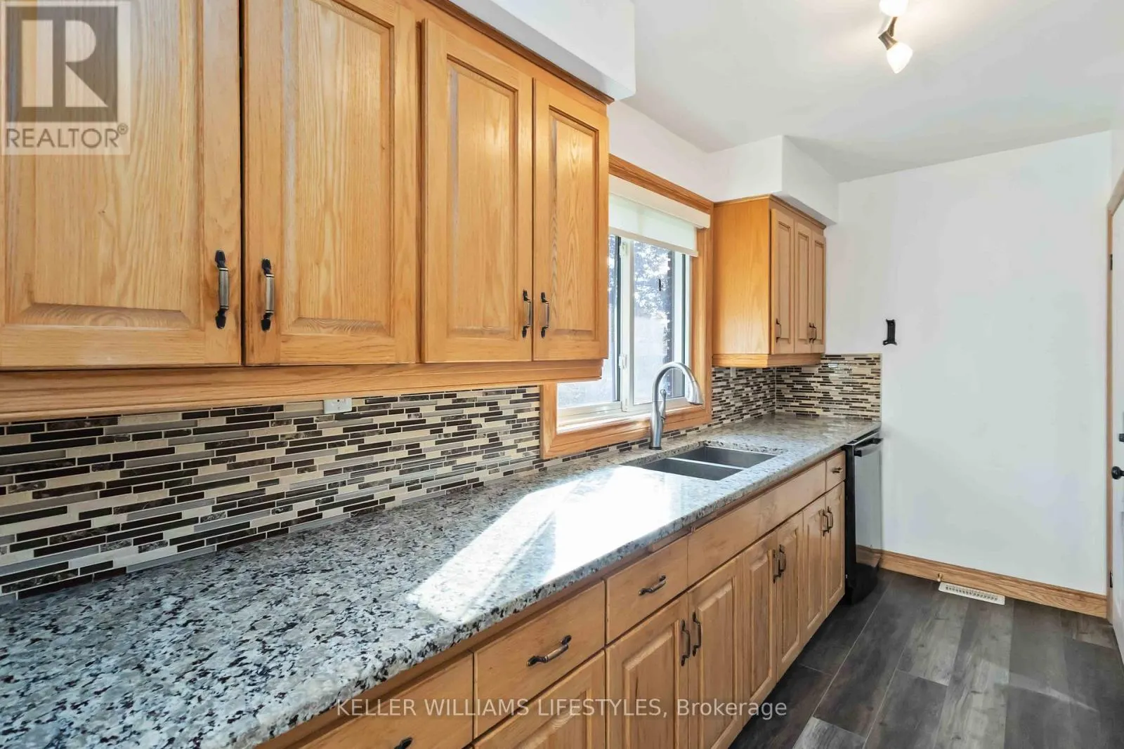 UPPER - 61 DELAWARE ST STREET S, #Upper