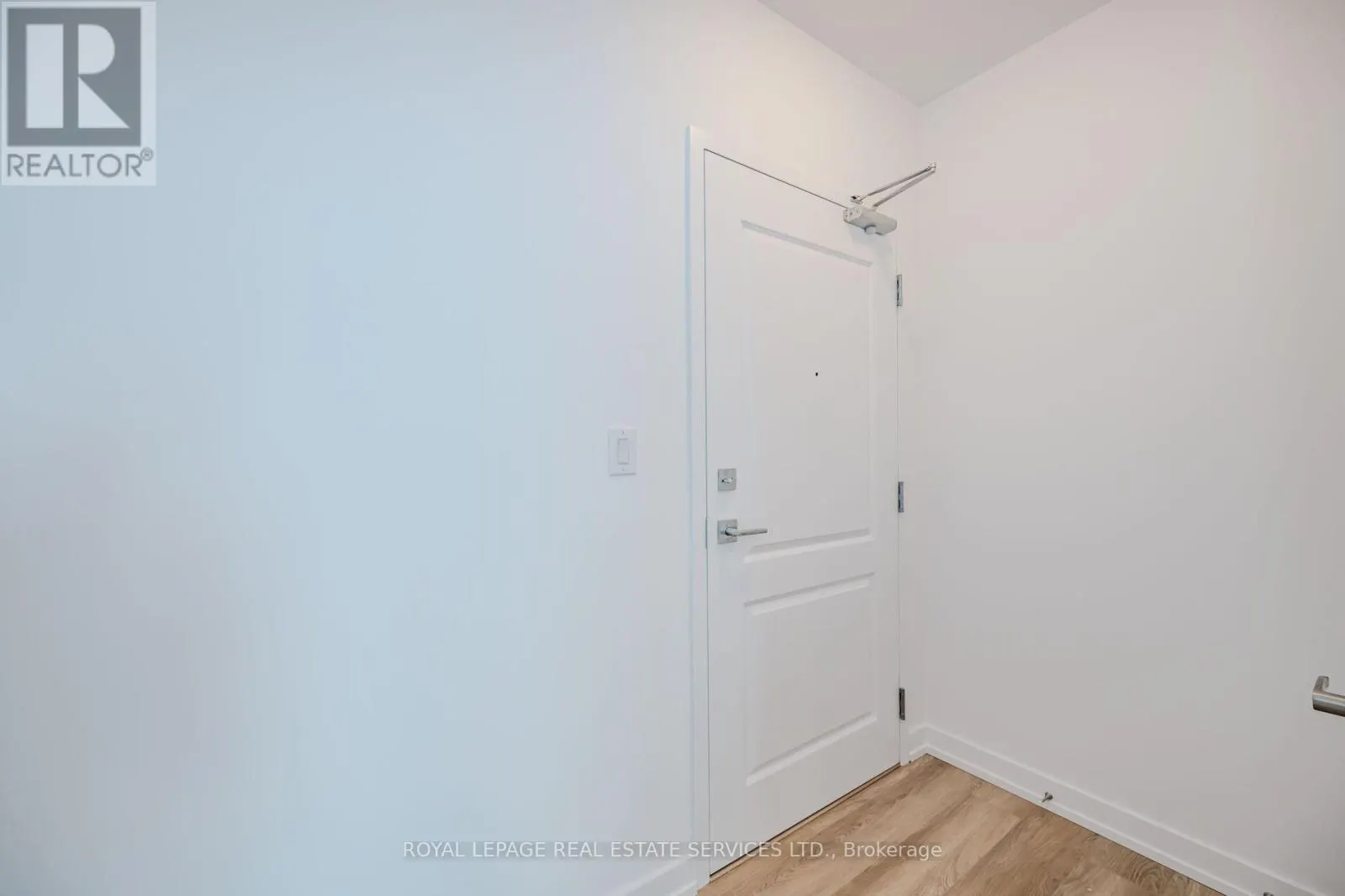 517 - 470 DUNDAS STREET E