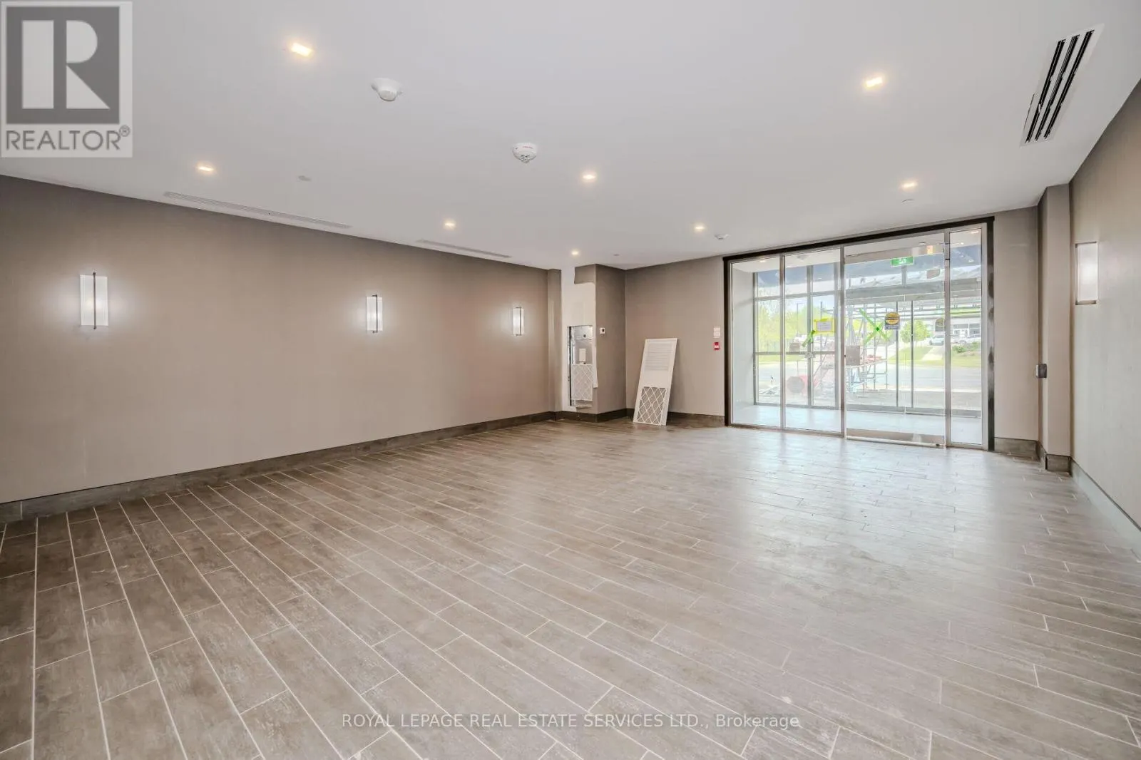 517 - 470 DUNDAS STREET E