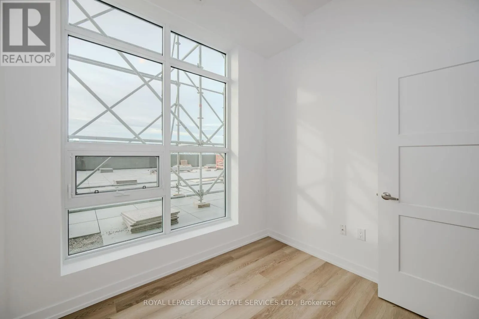 517 - 470 DUNDAS STREET E