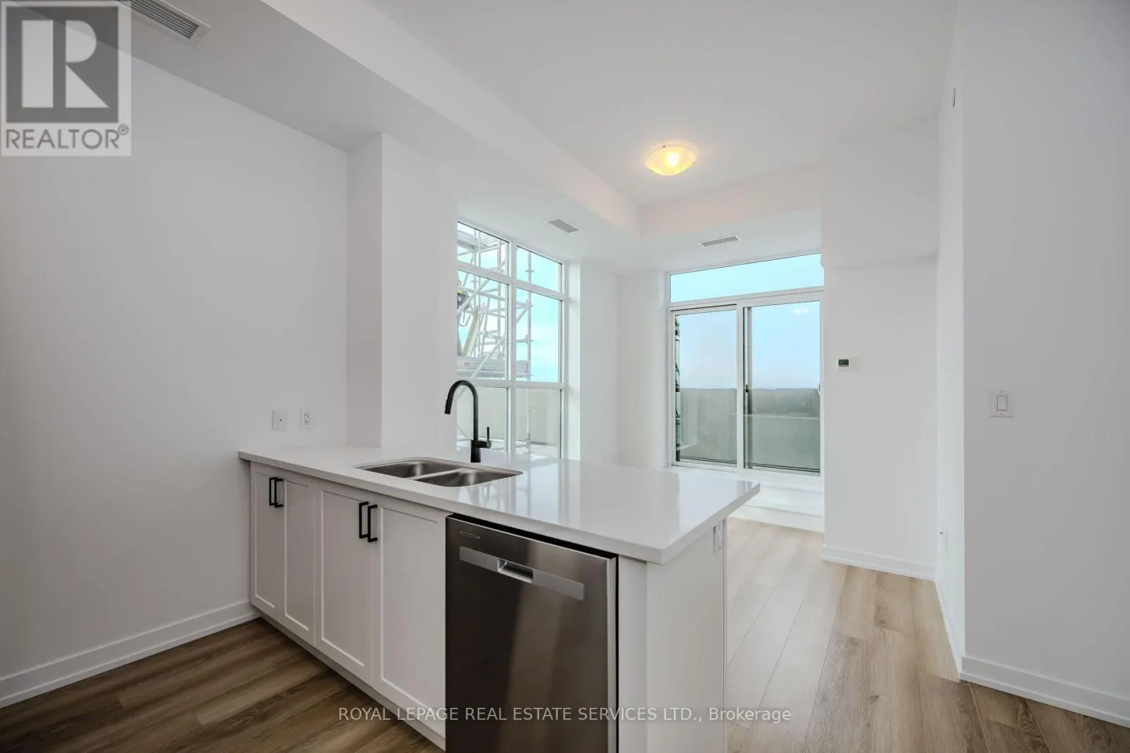 517 - 470 DUNDAS STREET E