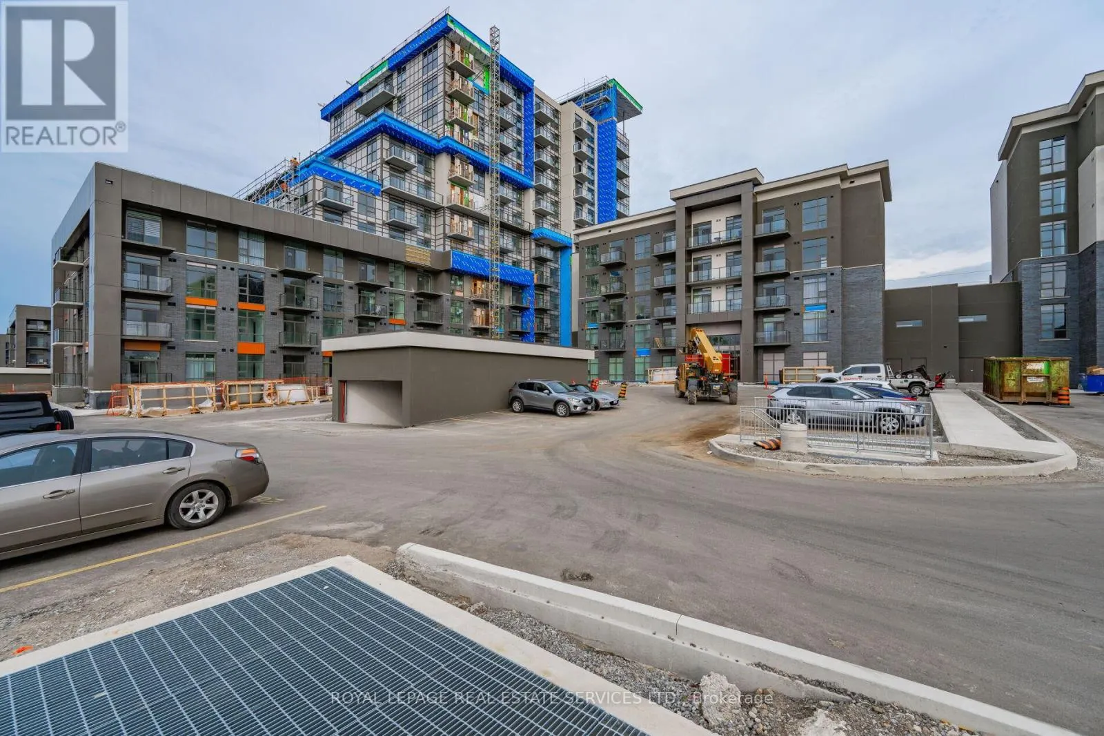 517 - 470 DUNDAS STREET E