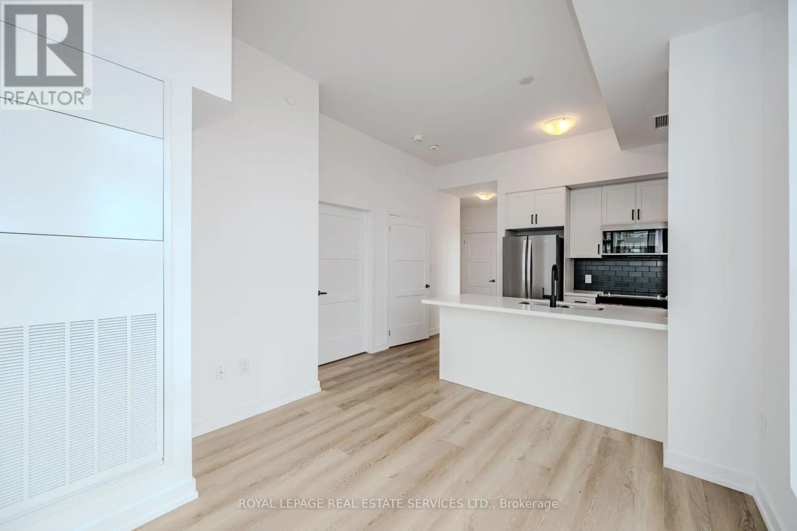 517 - 470 DUNDAS STREET E