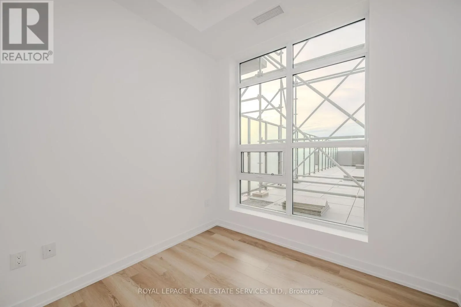 517 - 470 DUNDAS STREET E