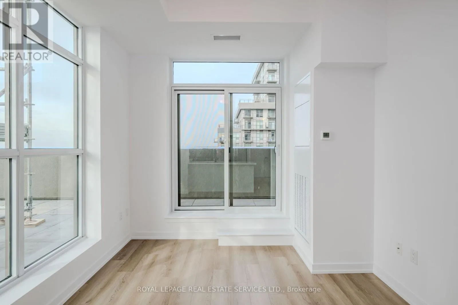 517 - 470 DUNDAS STREET E