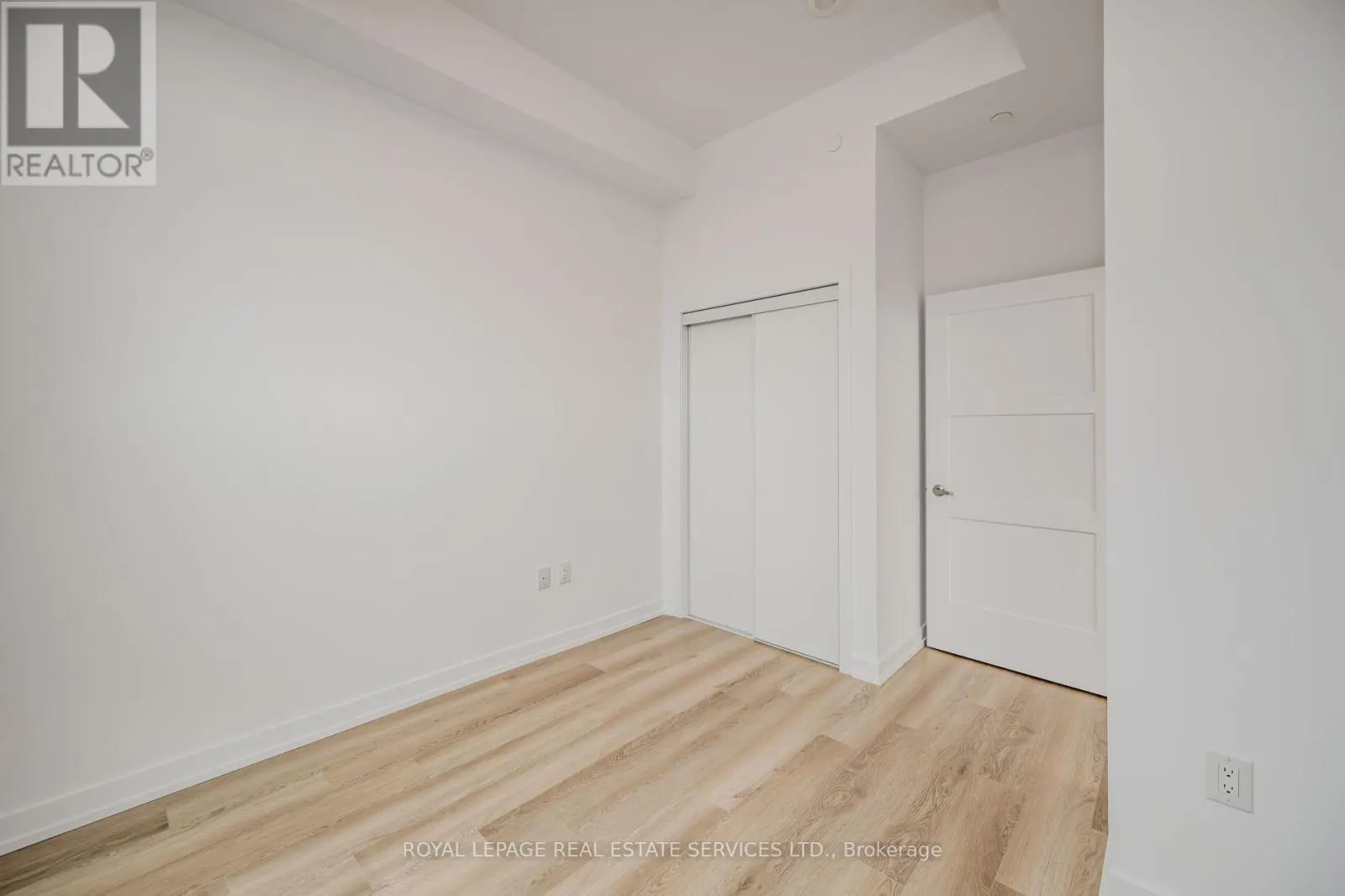 517 - 470 DUNDAS STREET E