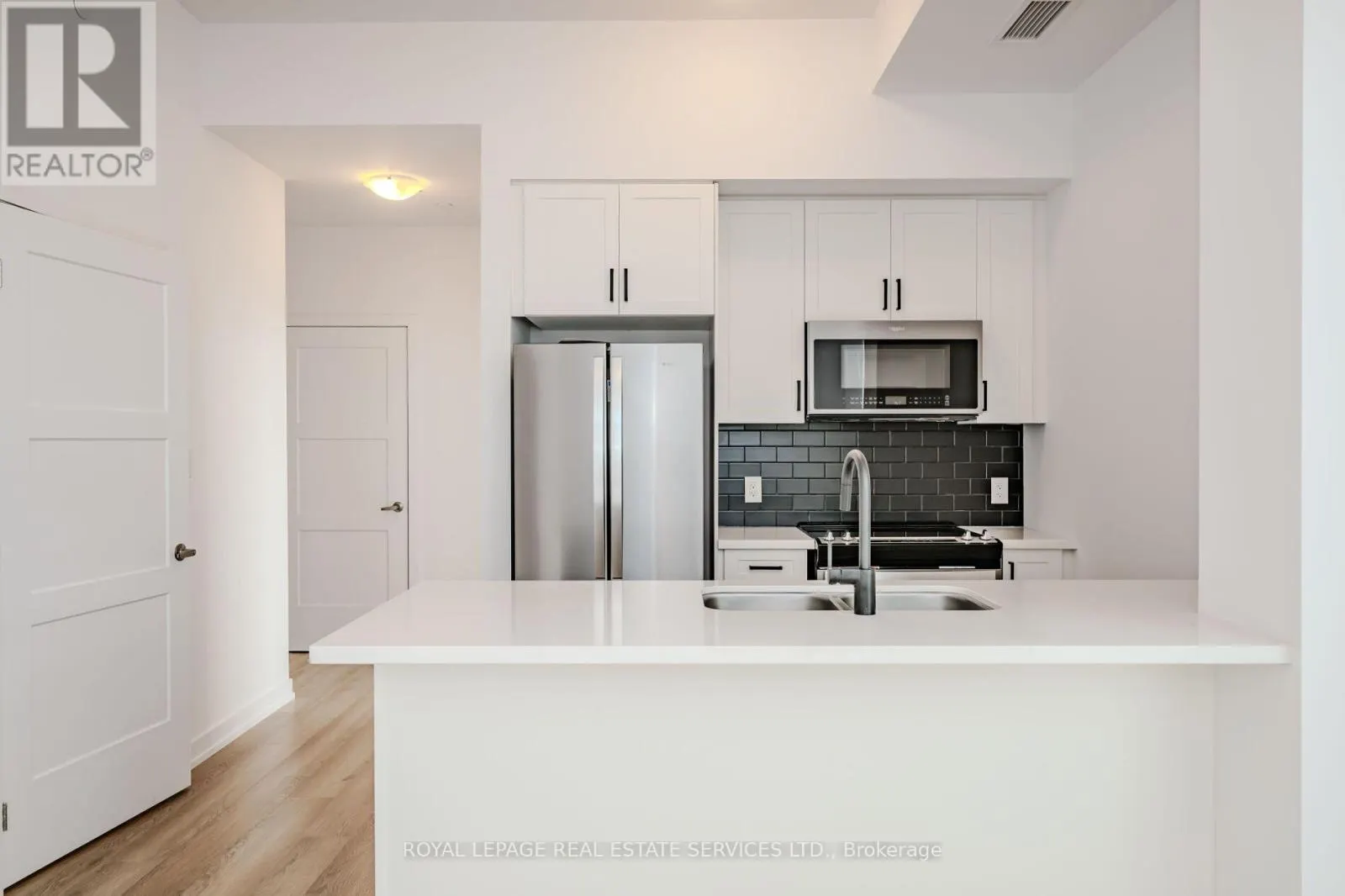 517 - 470 DUNDAS STREET E