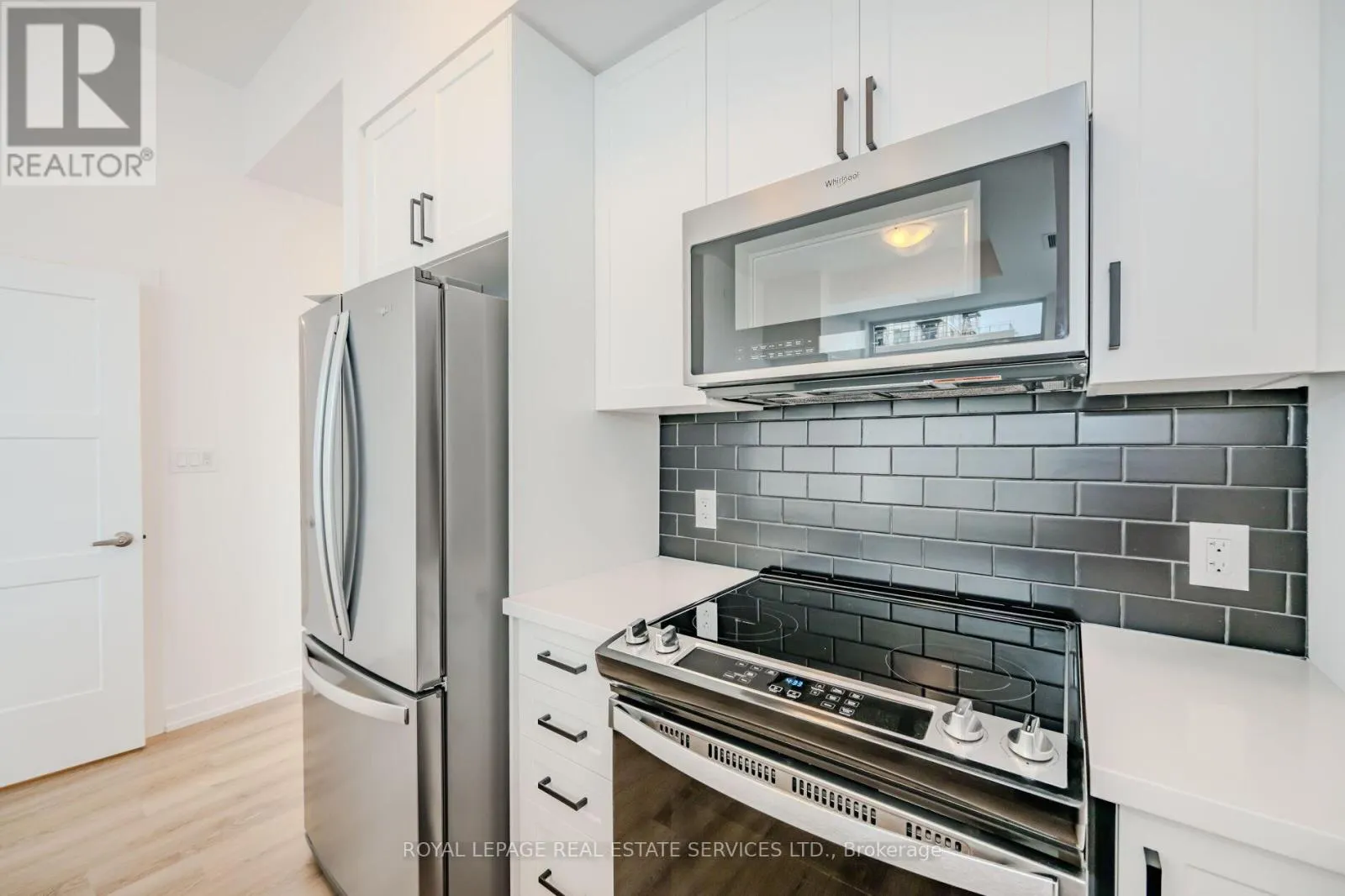 517 - 470 DUNDAS STREET E