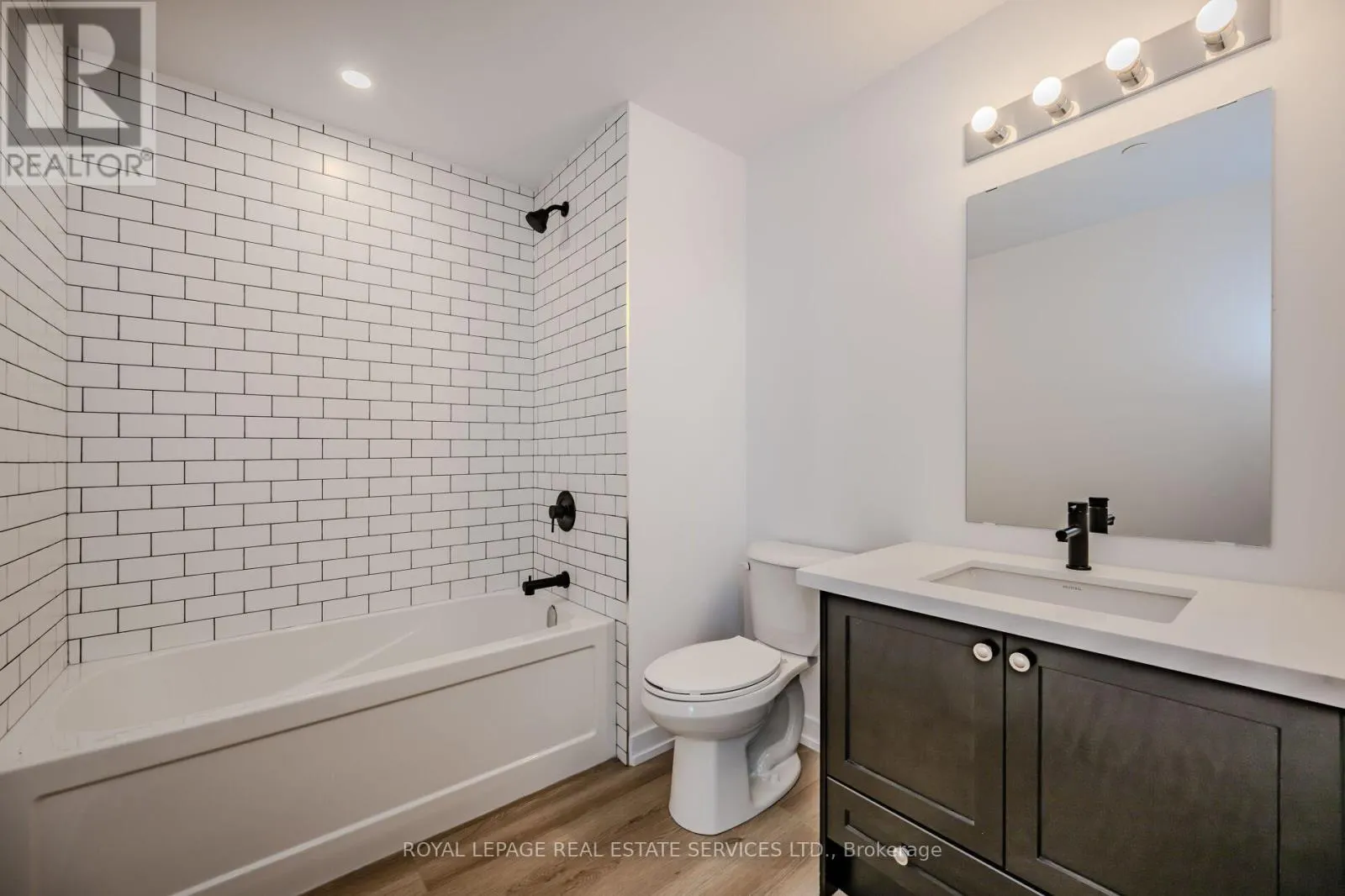 517 - 470 DUNDAS STREET E