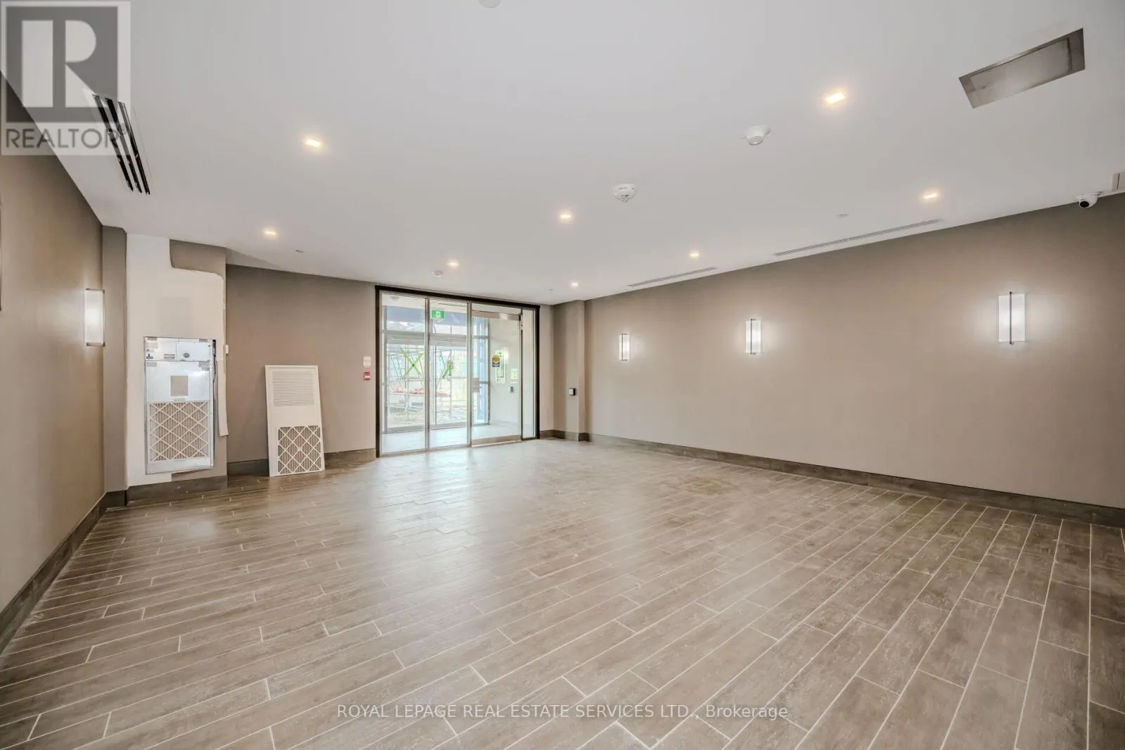 517 - 470 DUNDAS STREET E