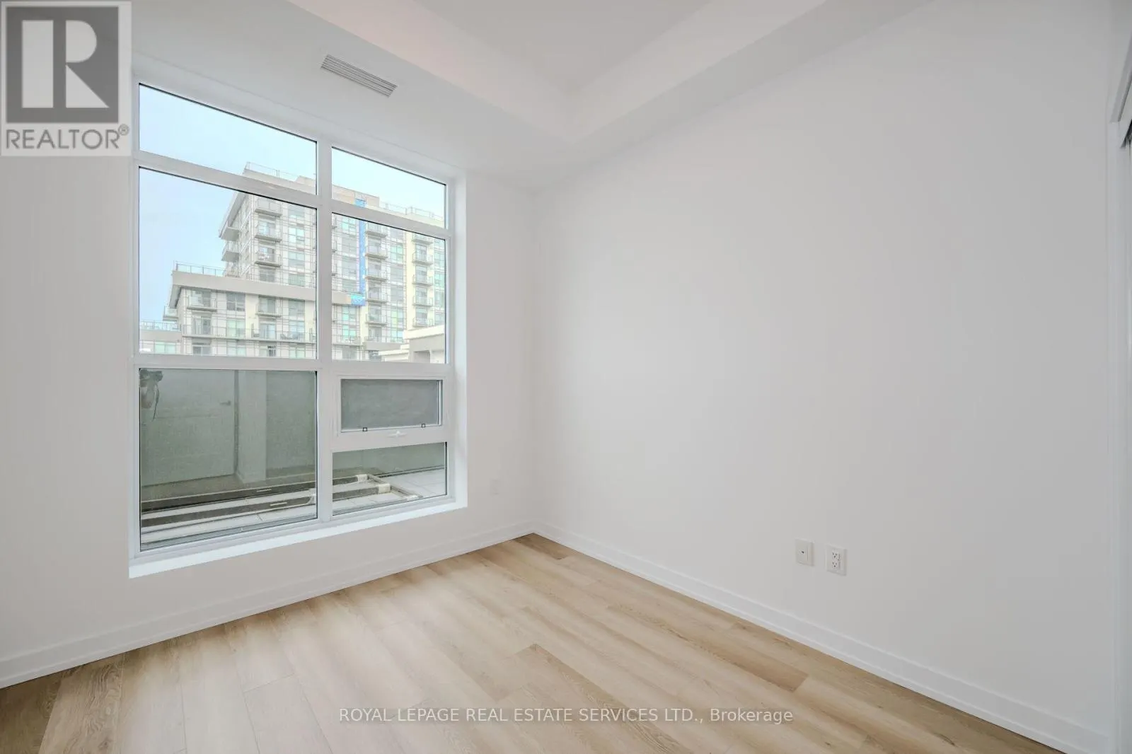 517 - 470 DUNDAS STREET E