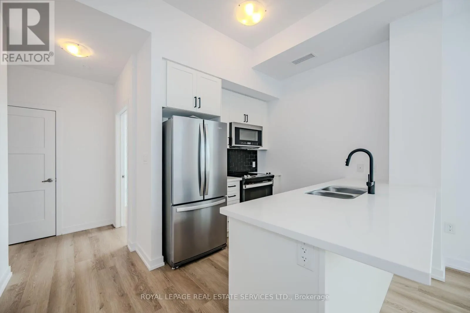 517 - 470 DUNDAS STREET E