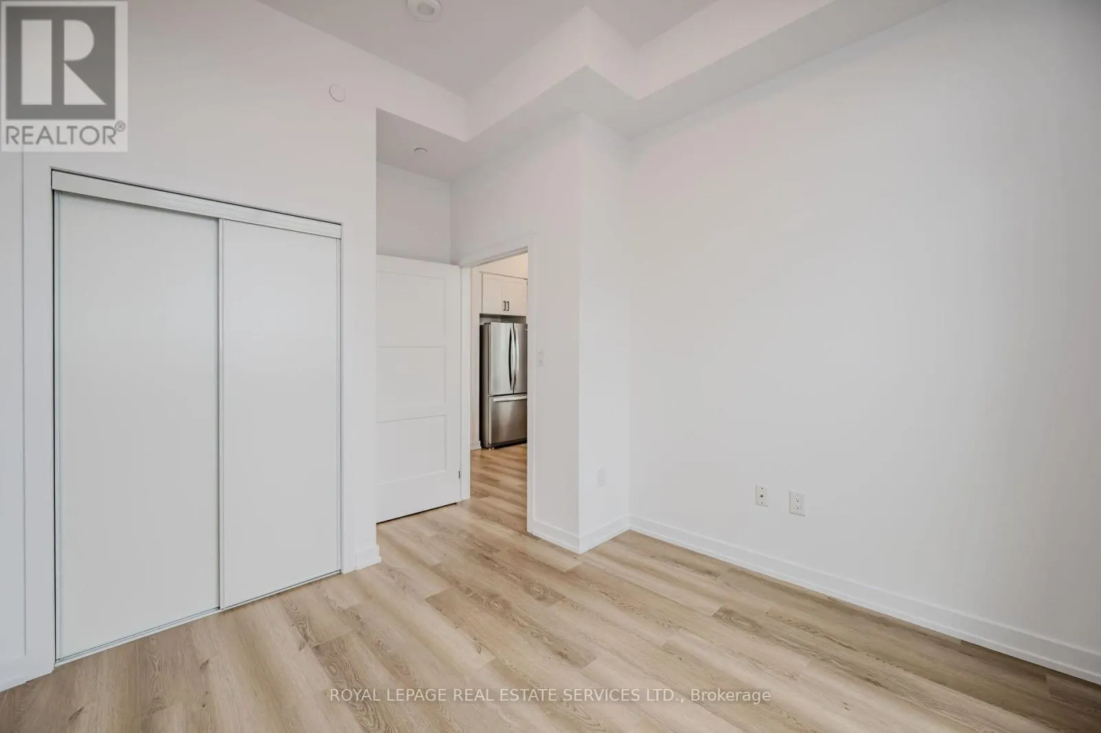 517 - 470 DUNDAS STREET E