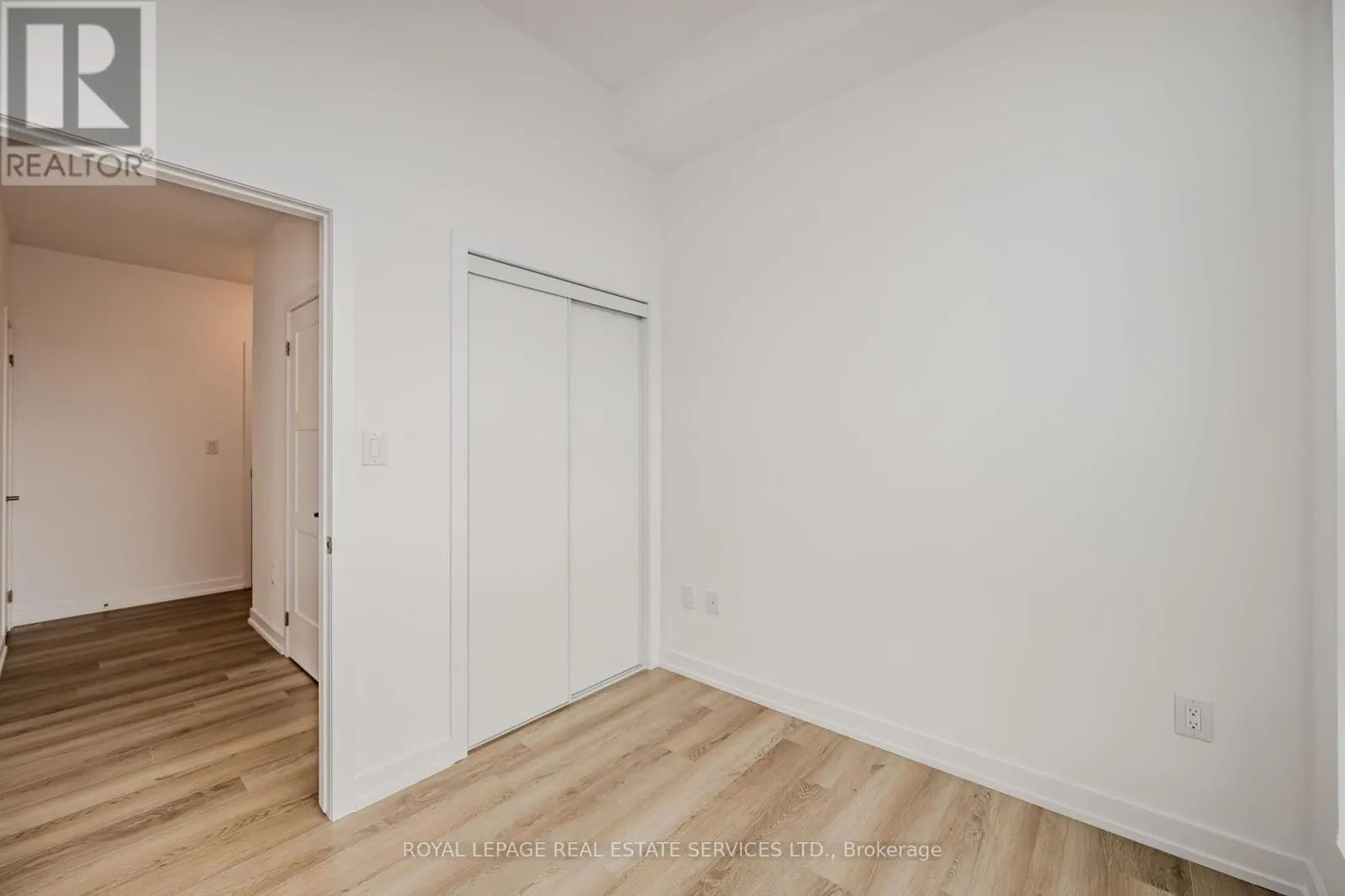 517 - 470 DUNDAS STREET E