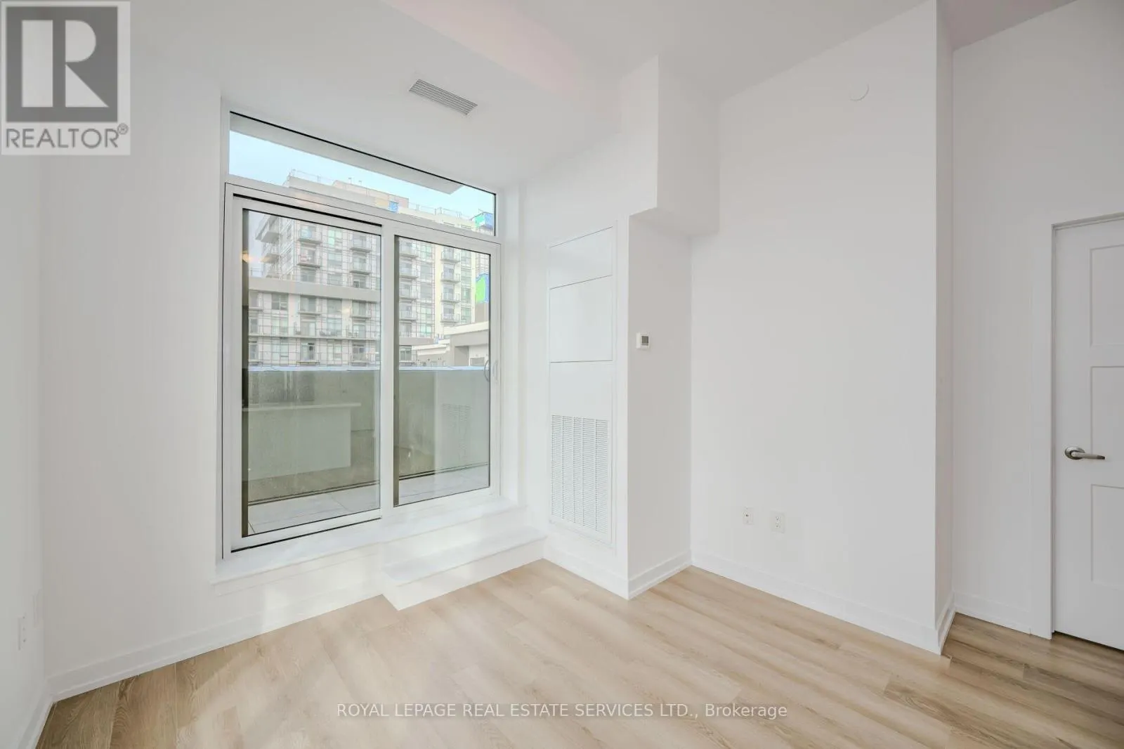 517 - 470 DUNDAS STREET E