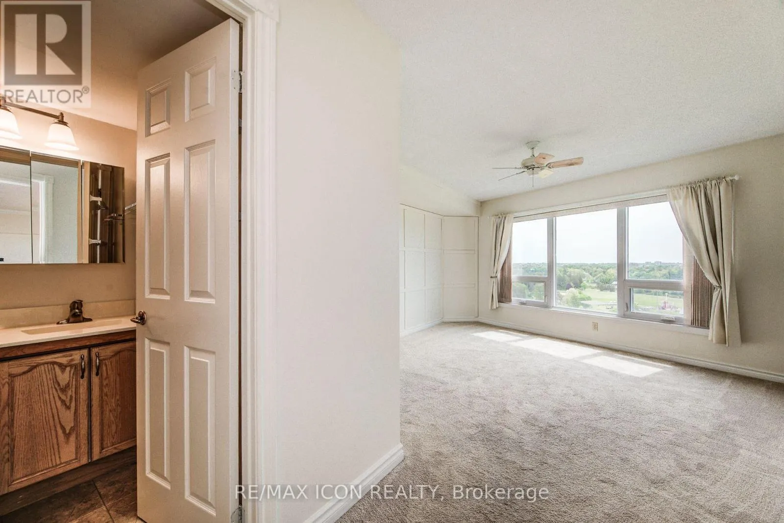 901 - 237 KING STREET W