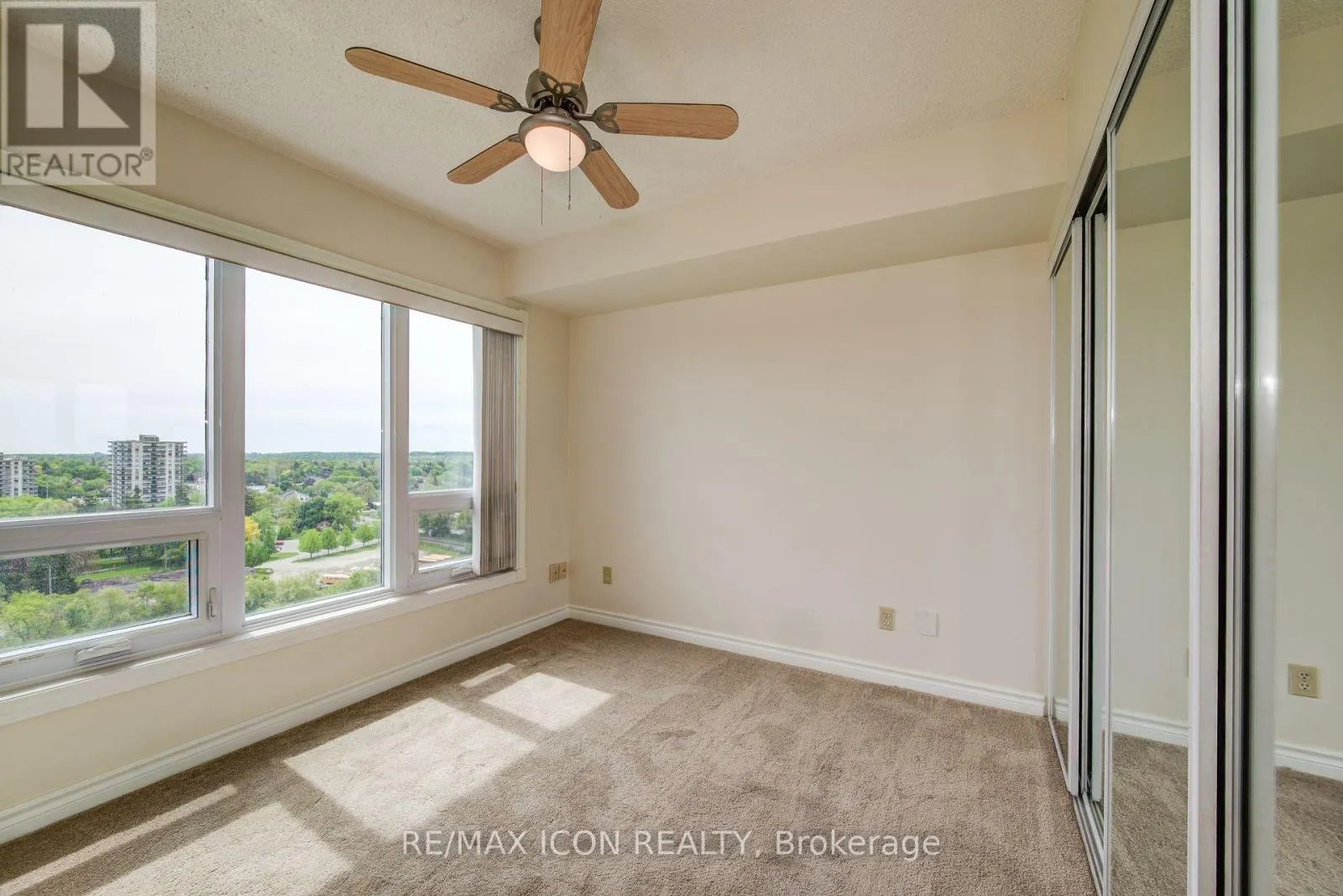 901 - 237 KING STREET W