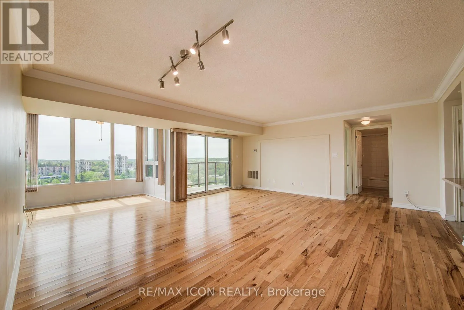 901 - 237 KING STREET W