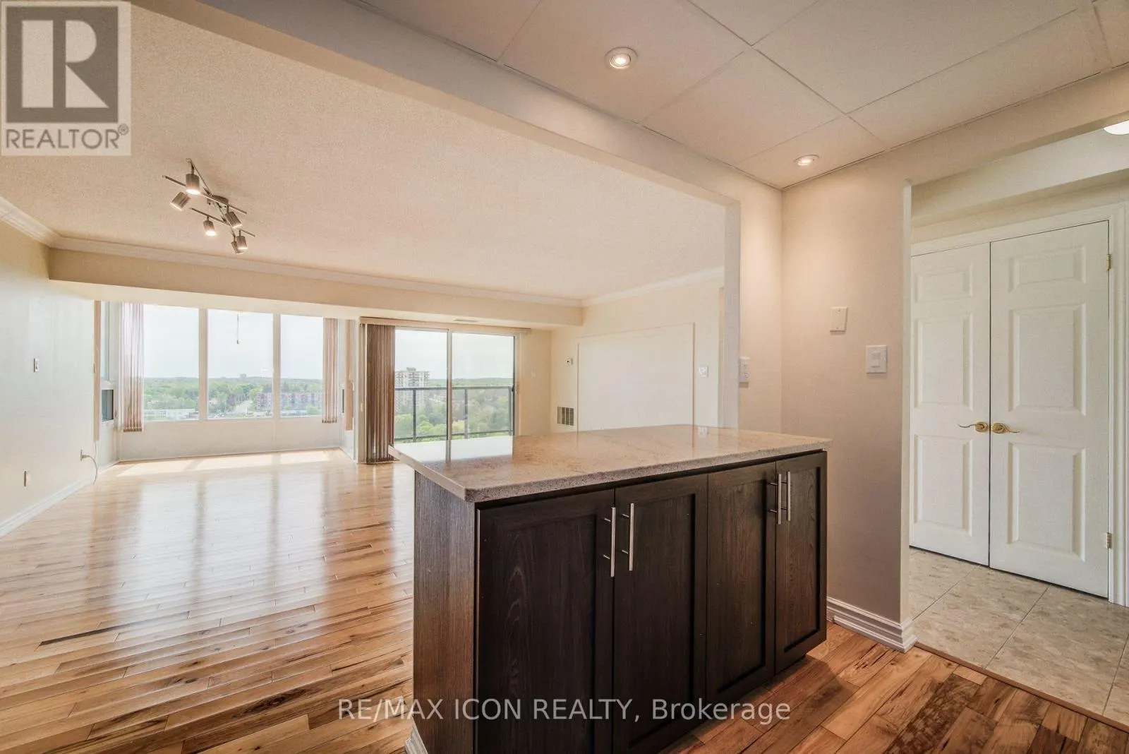 901 - 237 KING STREET W