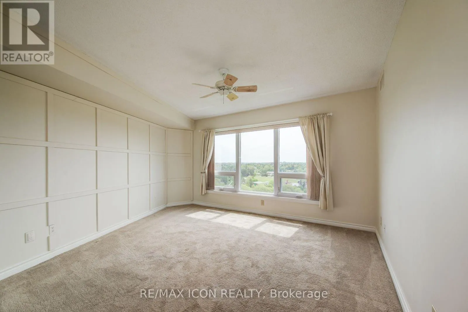 901 - 237 KING STREET W