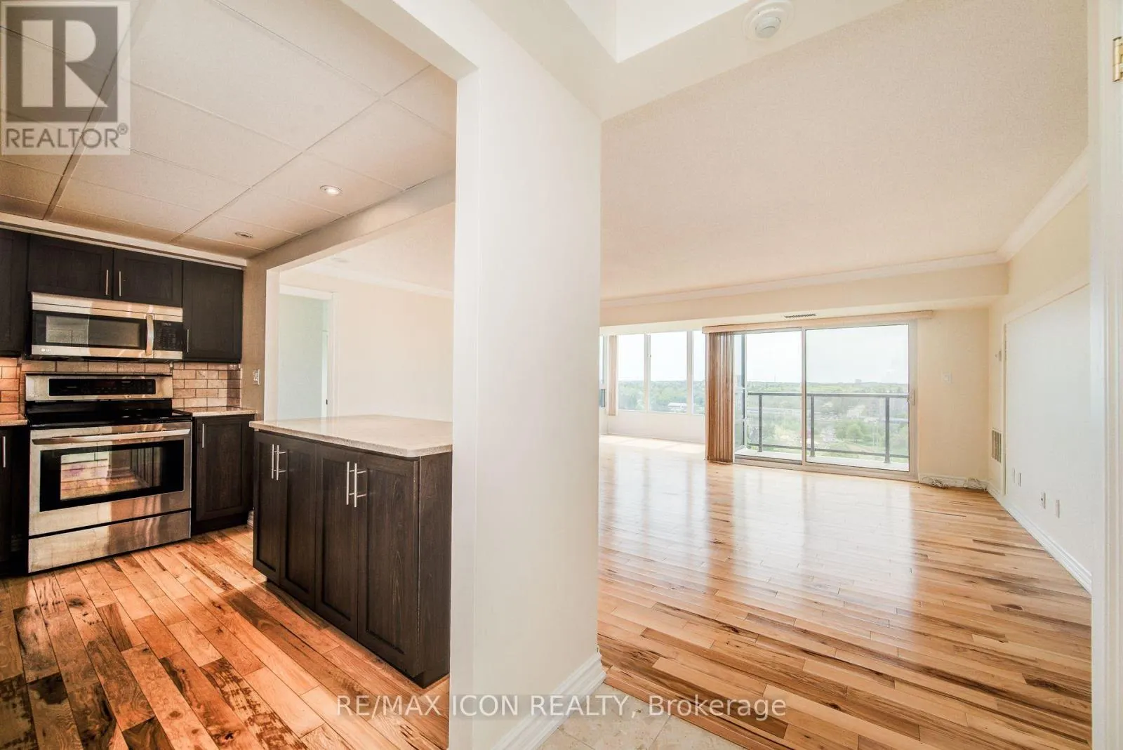 901 - 237 KING STREET W