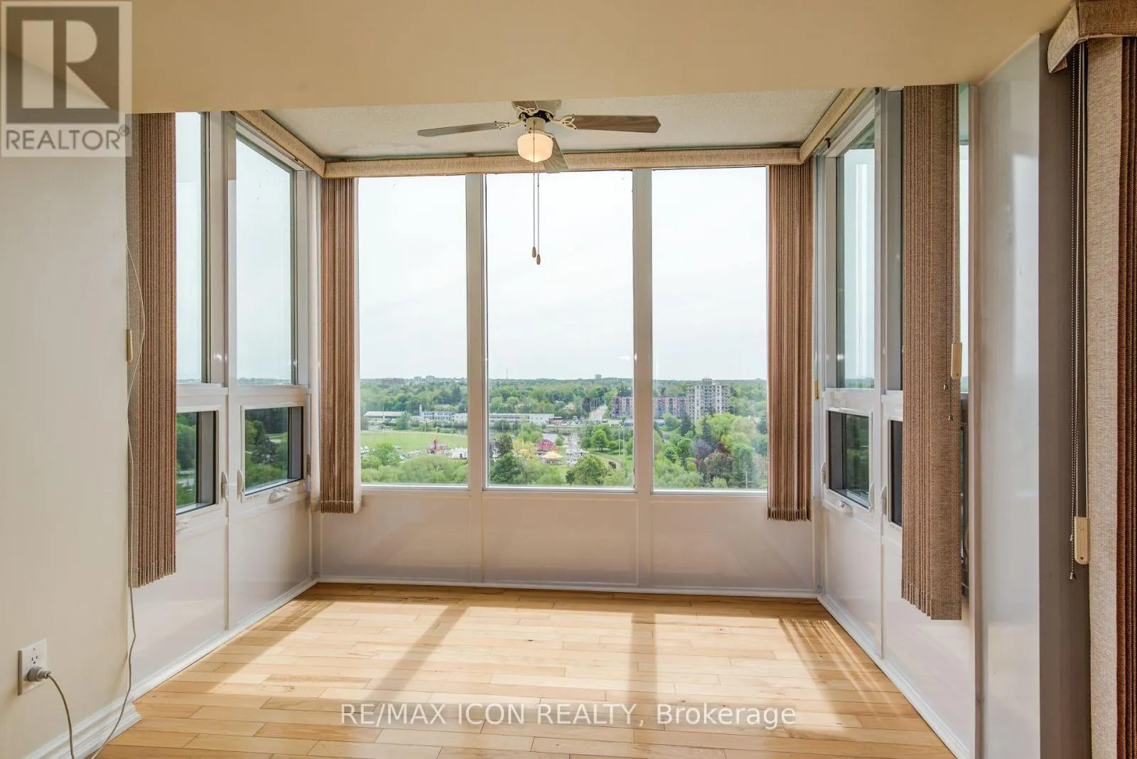 901 - 237 KING STREET W