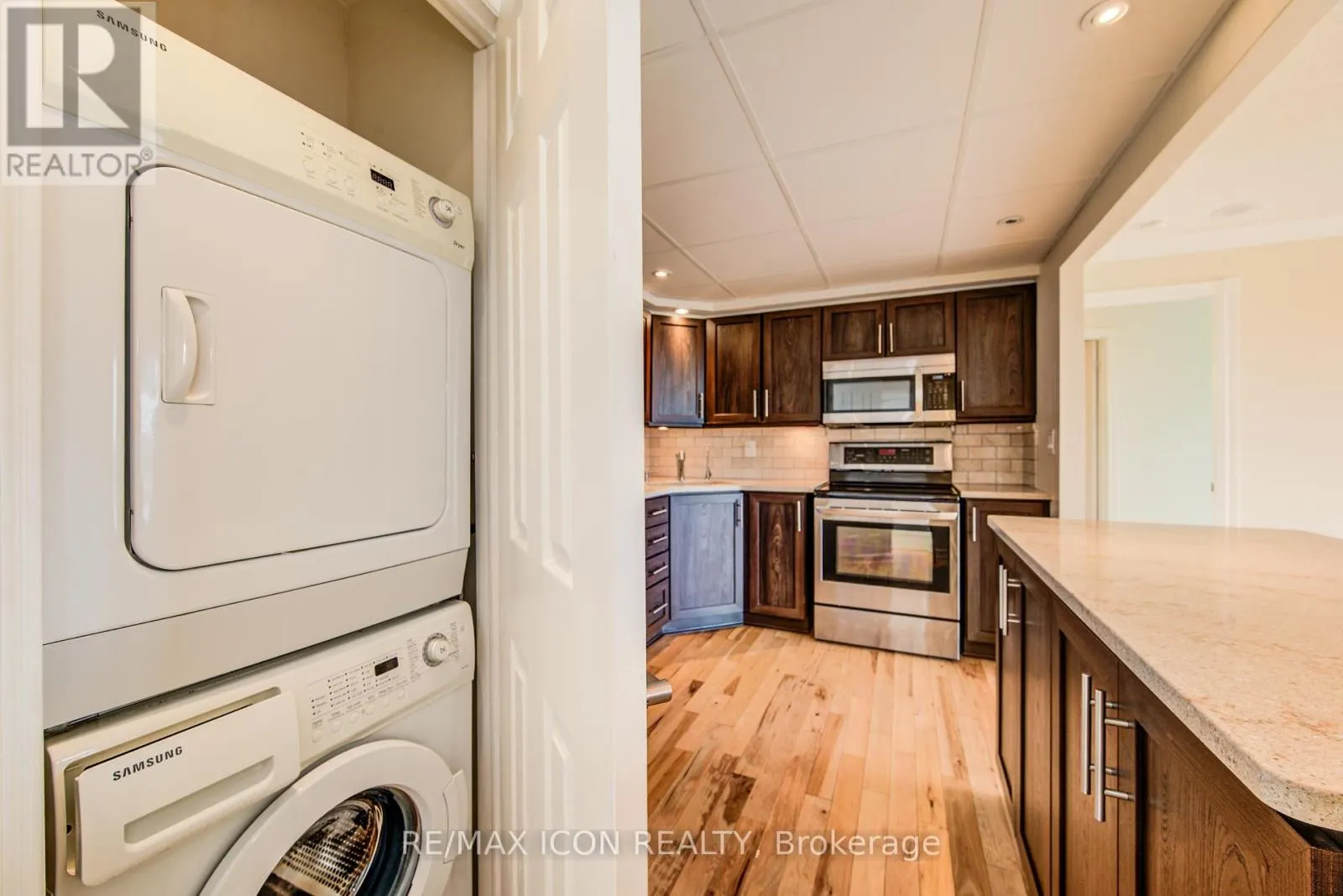 901 - 237 KING STREET W