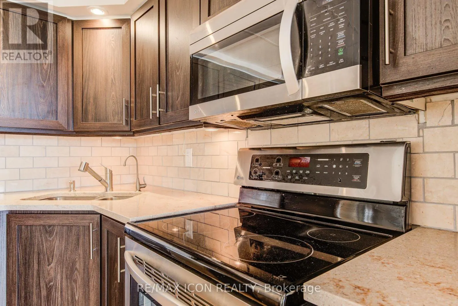 901 - 237 KING STREET W