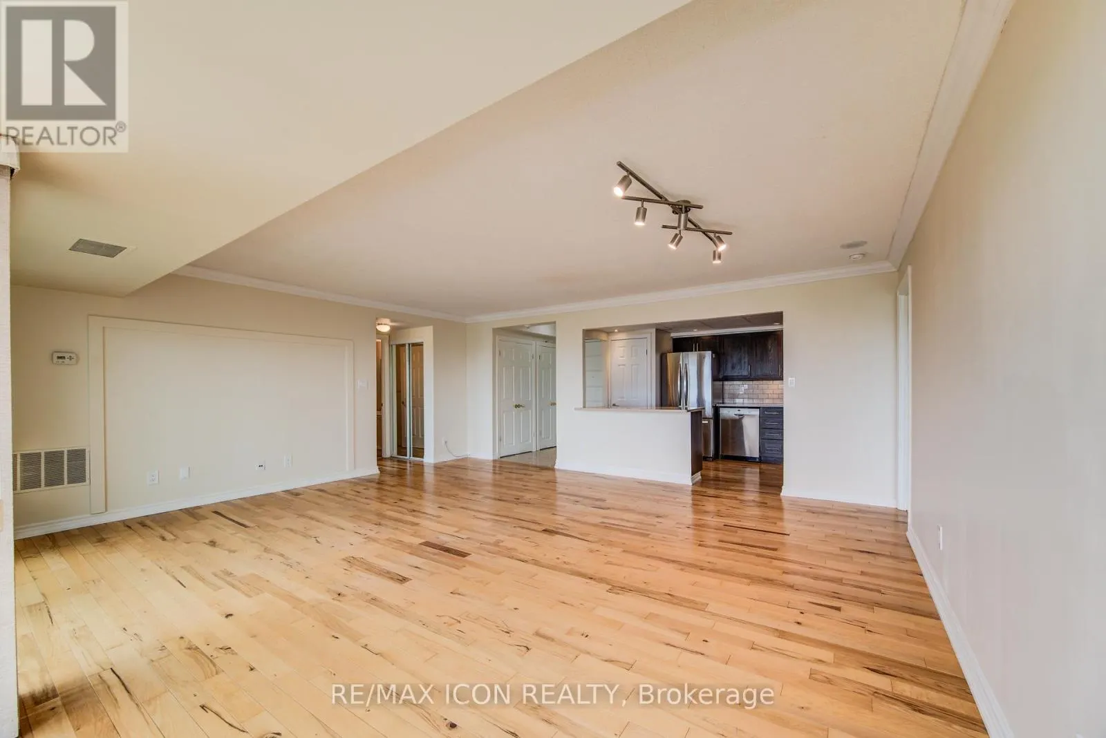 901 - 237 KING STREET W