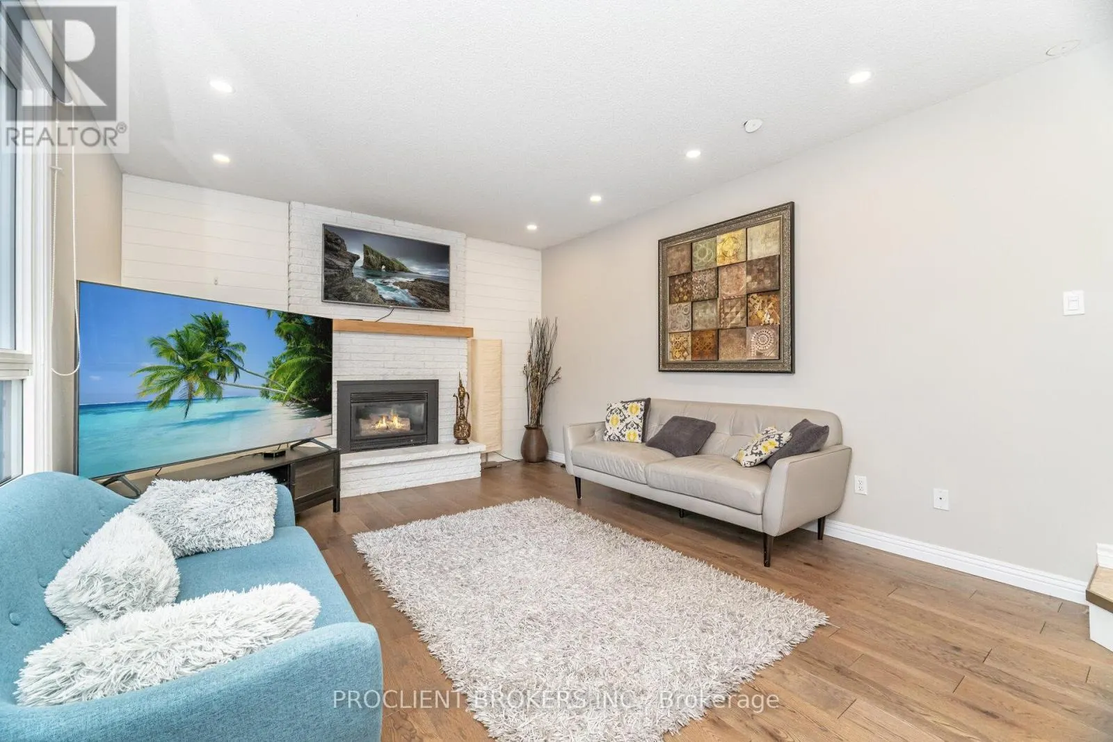 4 BRIARSDALE CRESCENT