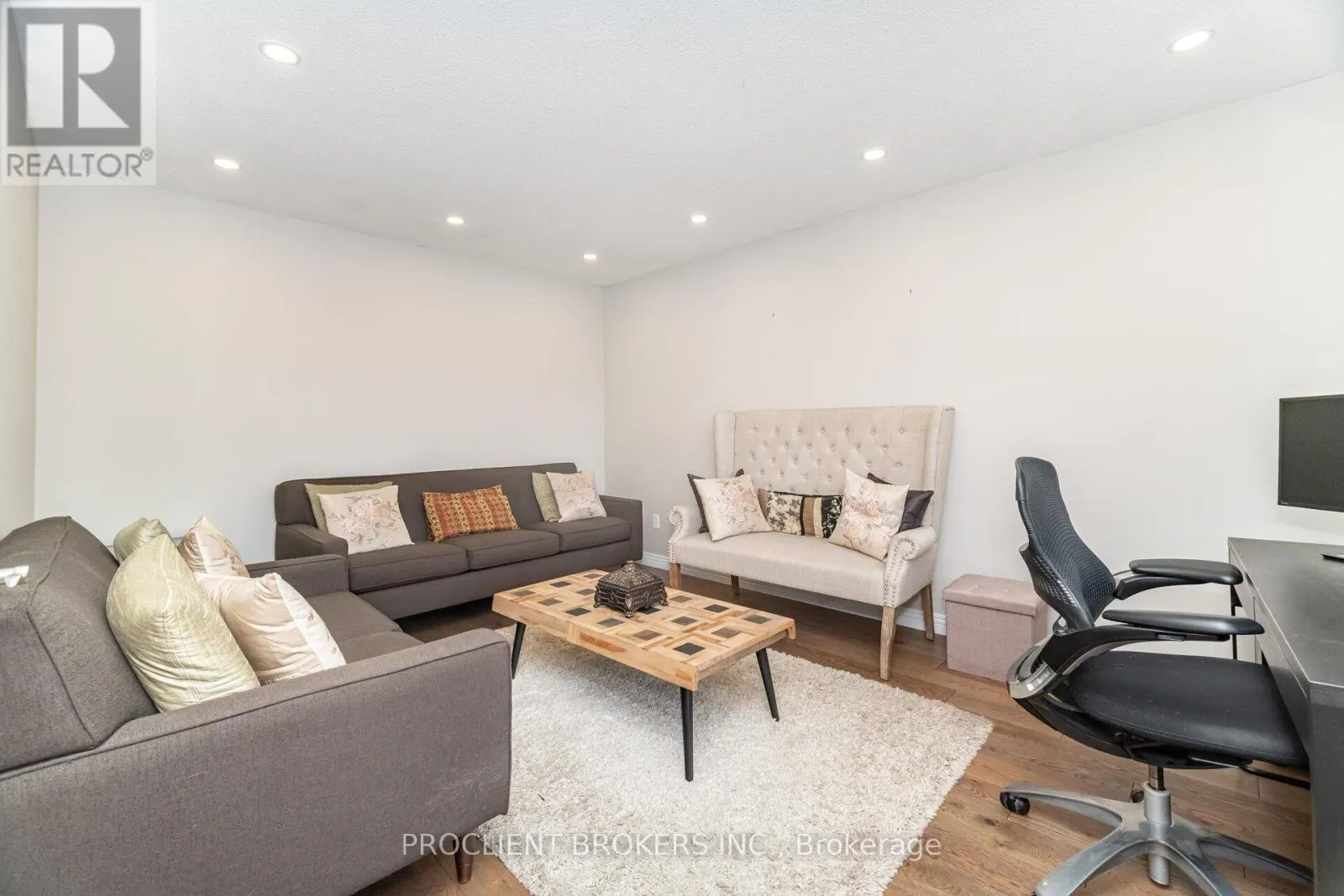 4 BRIARSDALE CRESCENT